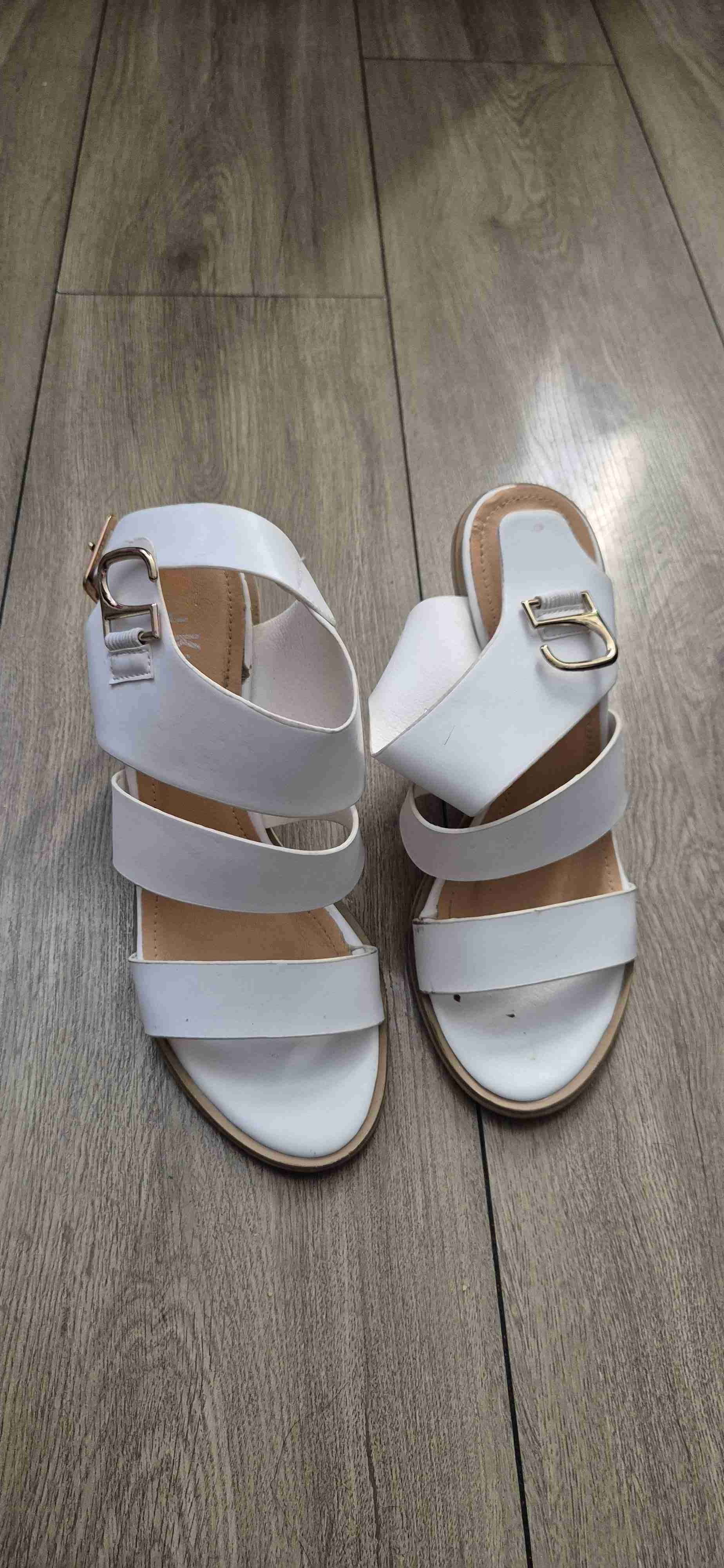 Sandalias blancas de tiras - miniatura 1