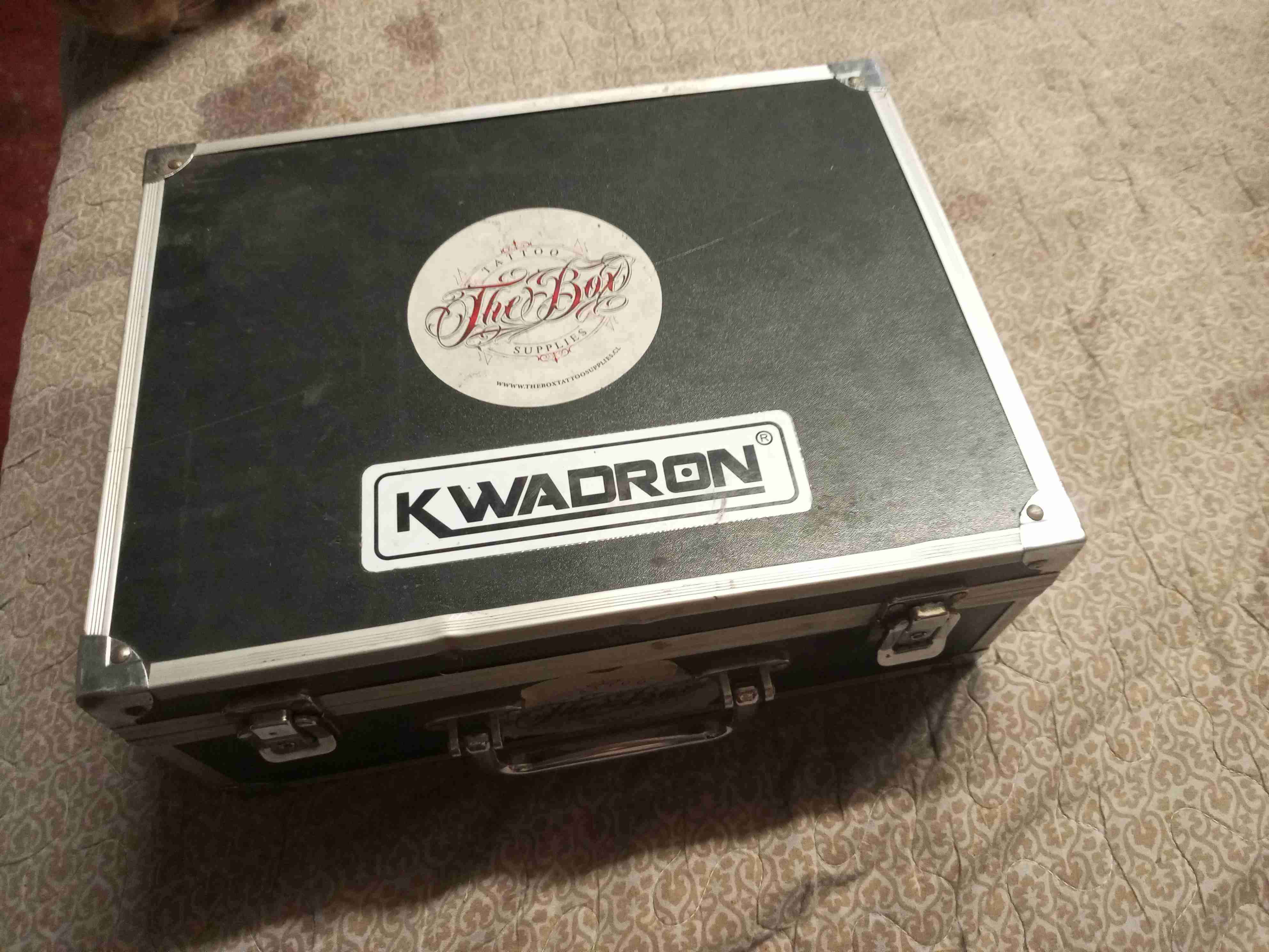 Kit de fuente y máquina de tatuaje - miniatura 2