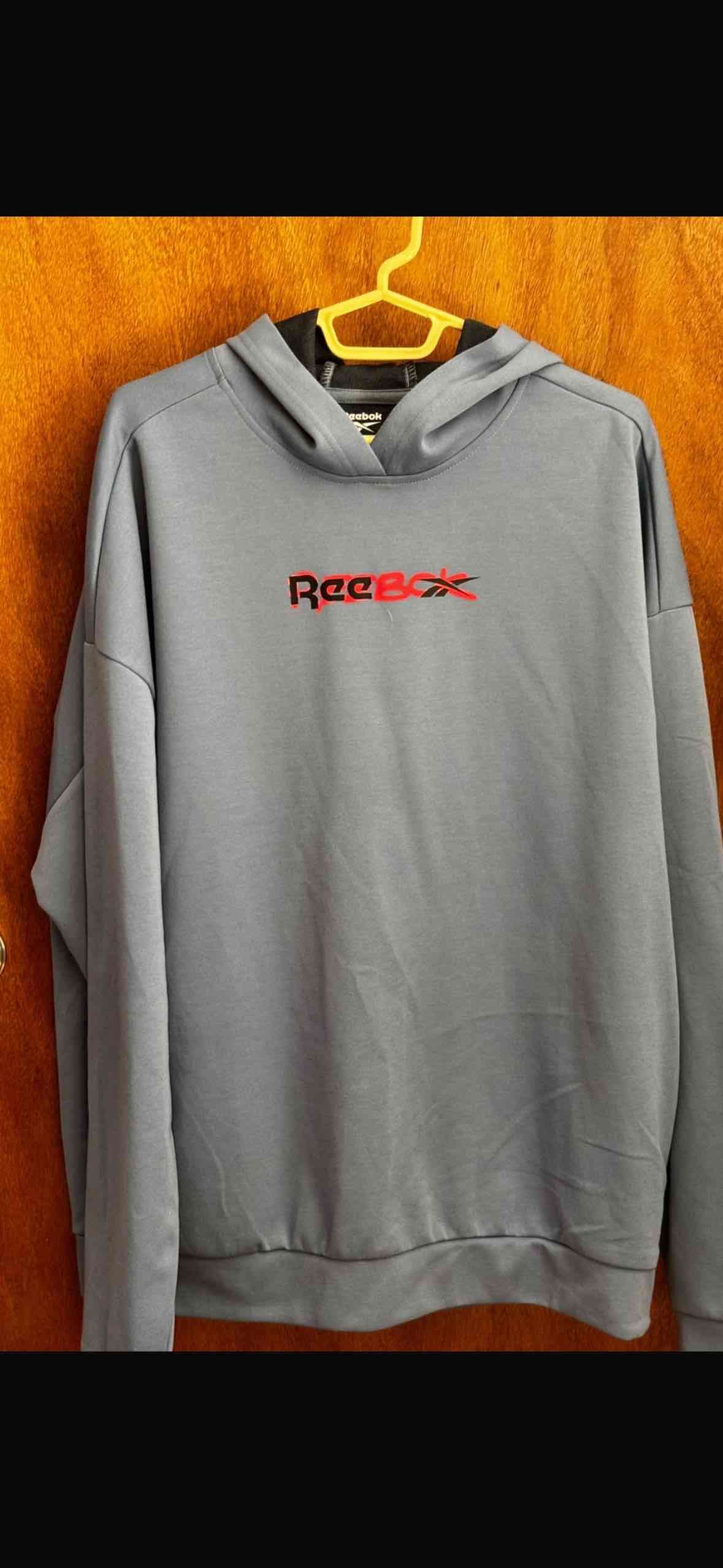 Polerón gris con capucha Reebok