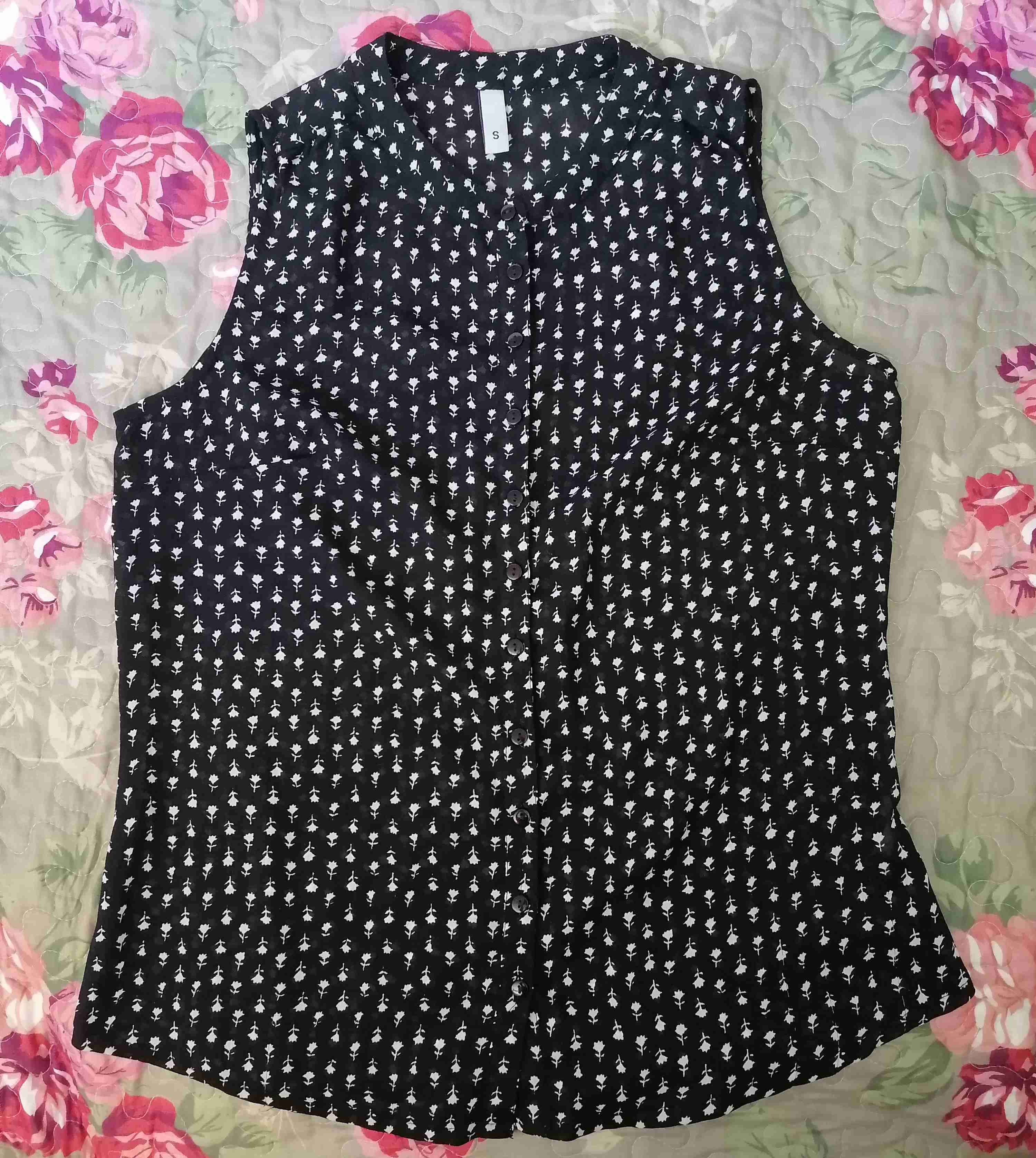 Blusa negra sin mangas estampada