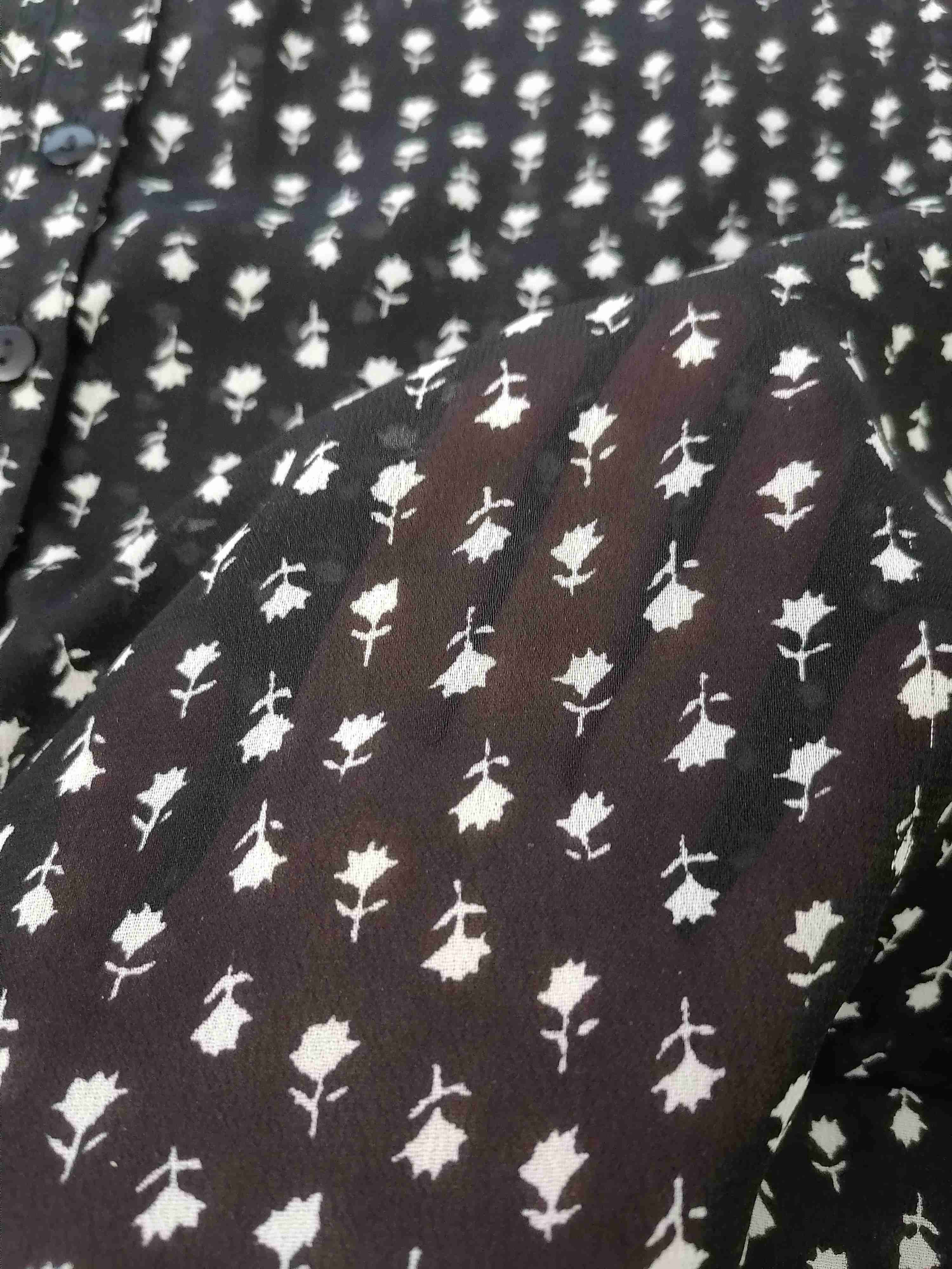 Blusa negra sin mangas estampada - miniatura 2