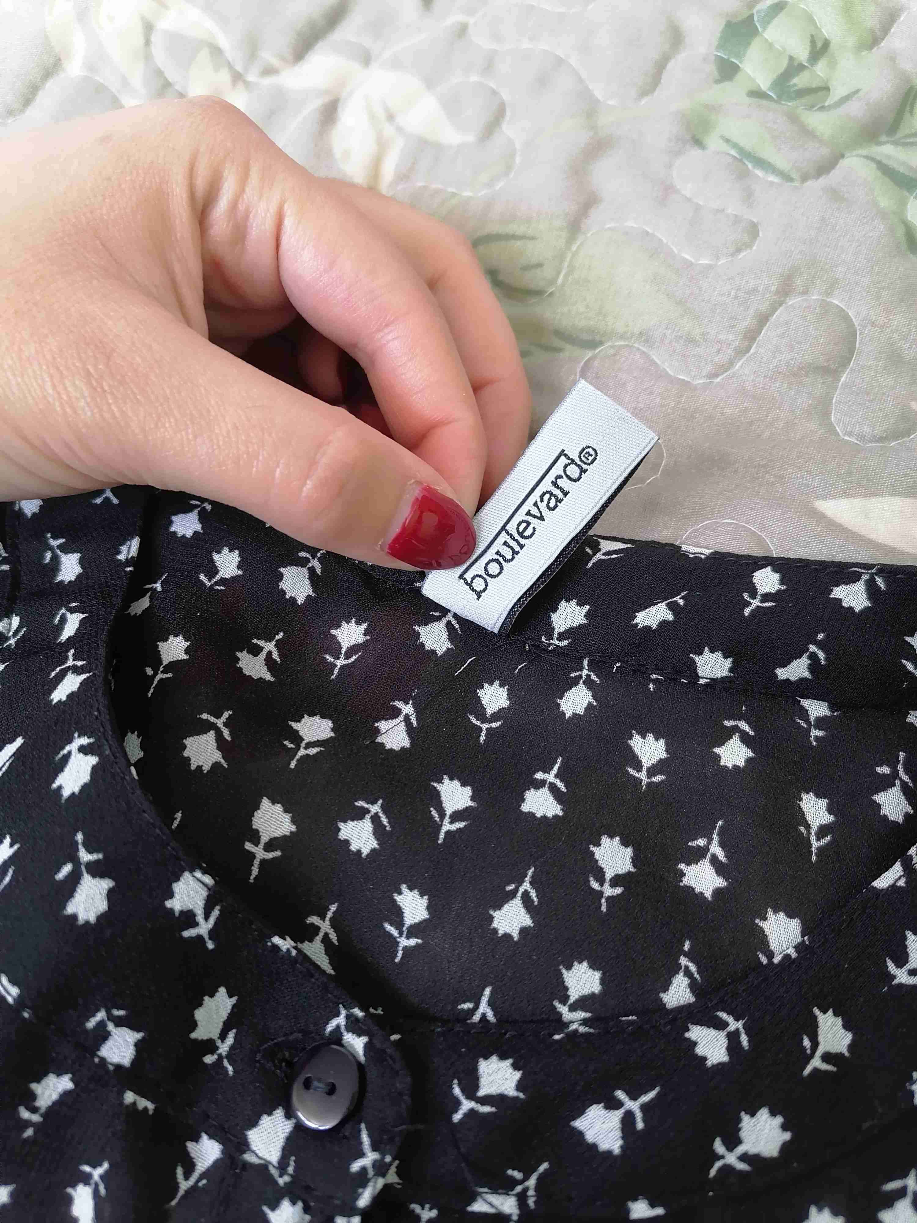 Blusa negra sin mangas estampada - miniatura 3