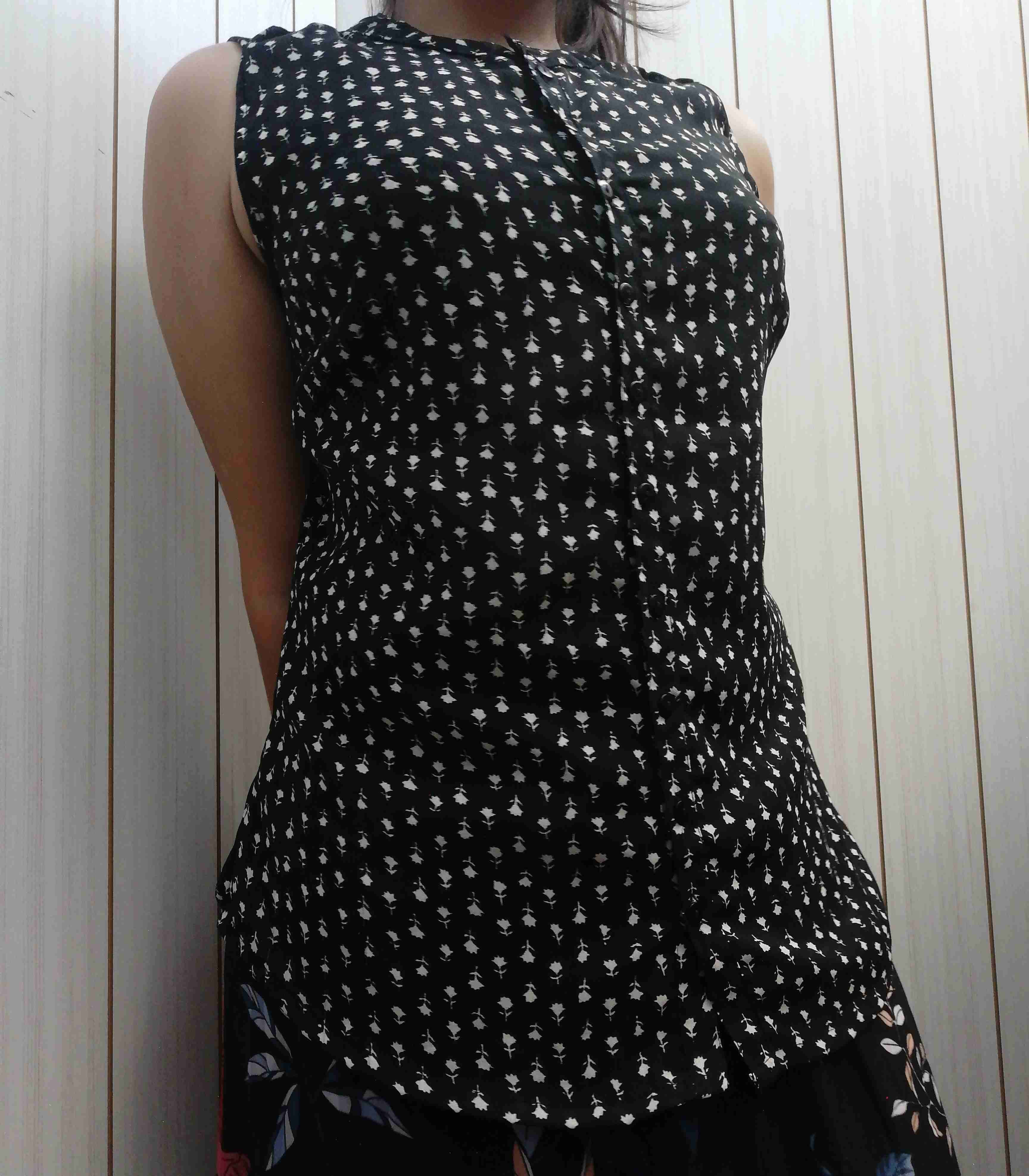 Blusa negra sin mangas estampada - miniatura 4