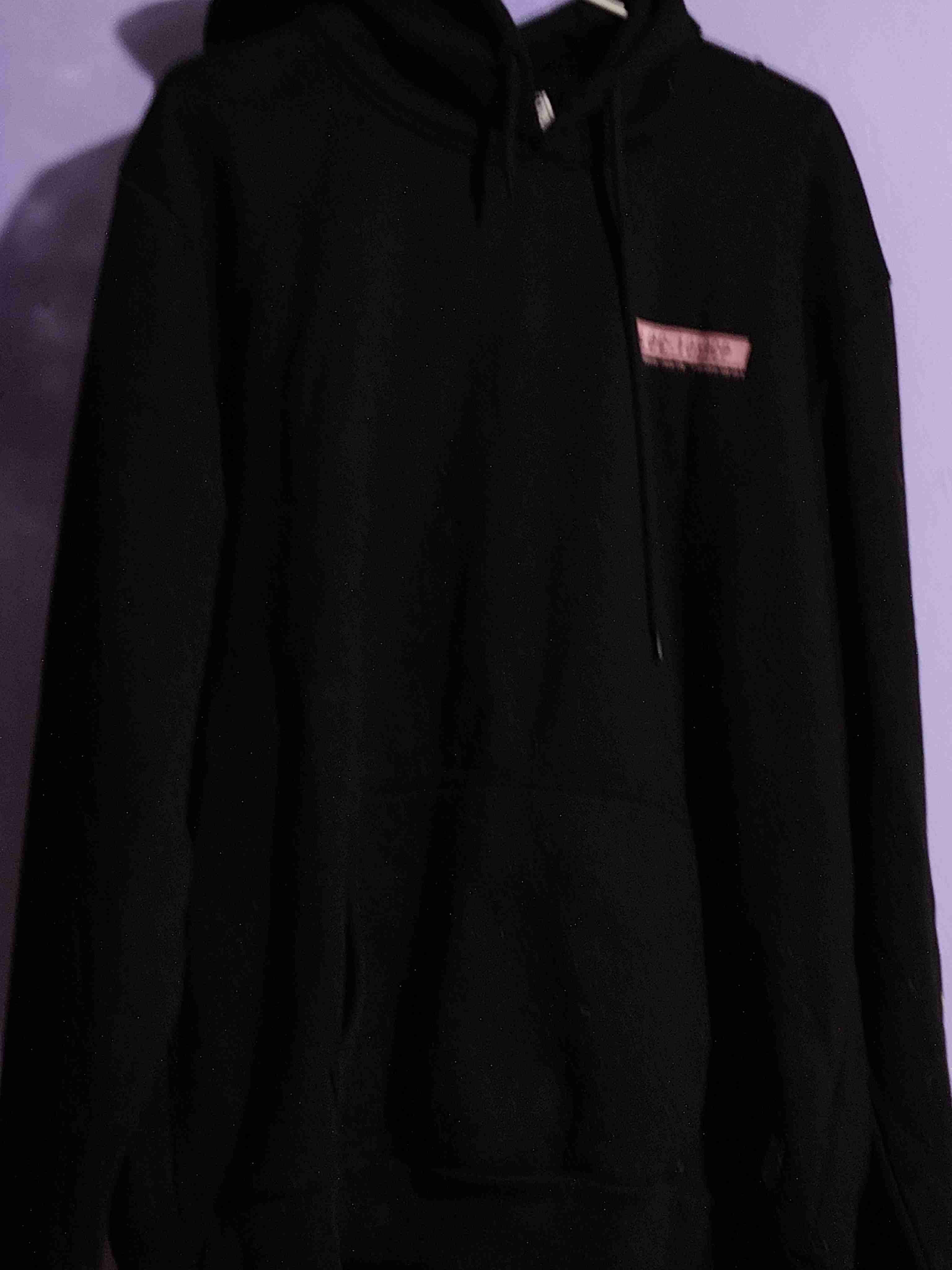 Polerón negro con capucha - miniatura 1