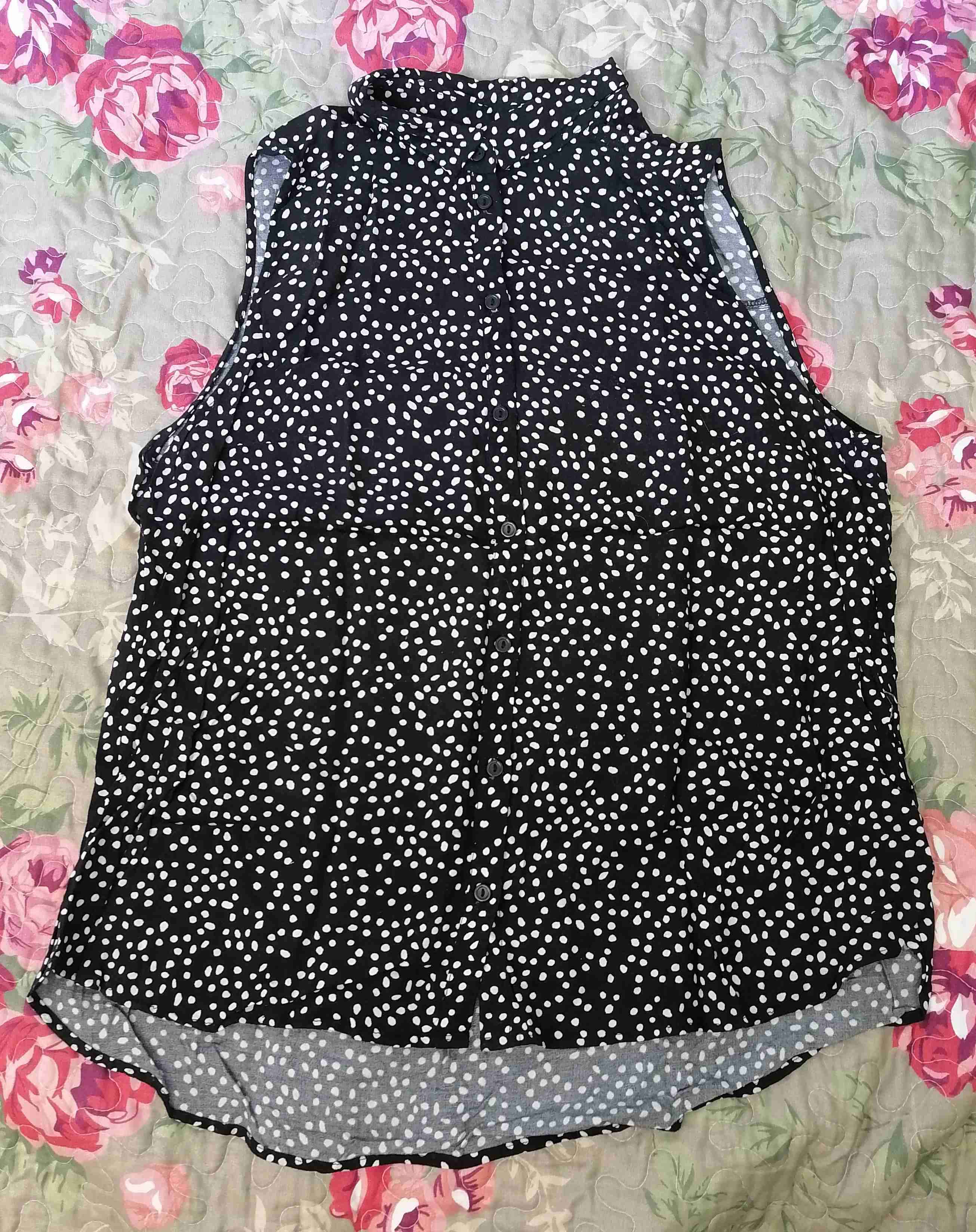 Blusa sin mangas negra con lunares