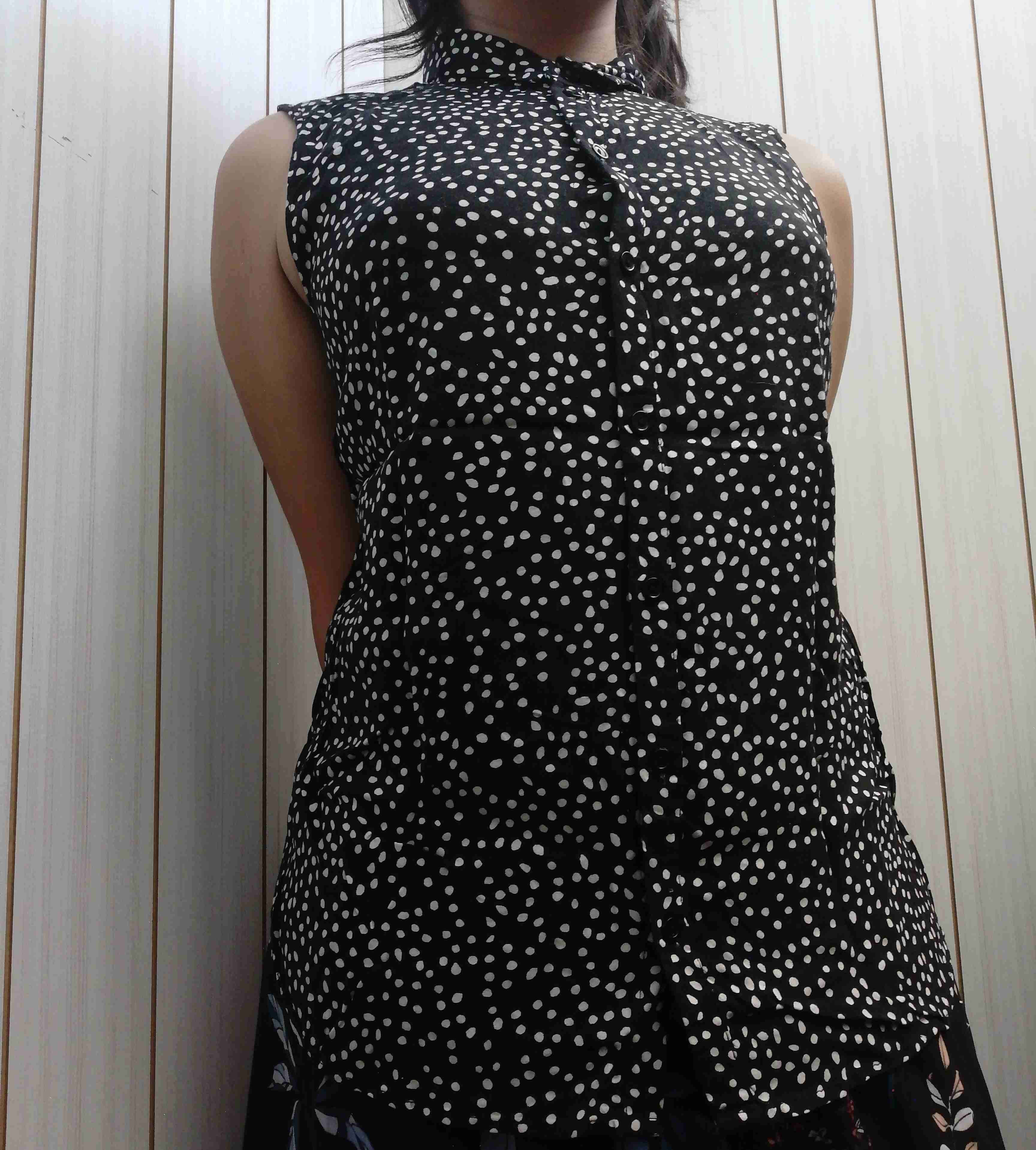 Blusa sin mangas negra con lunares - miniatura 4