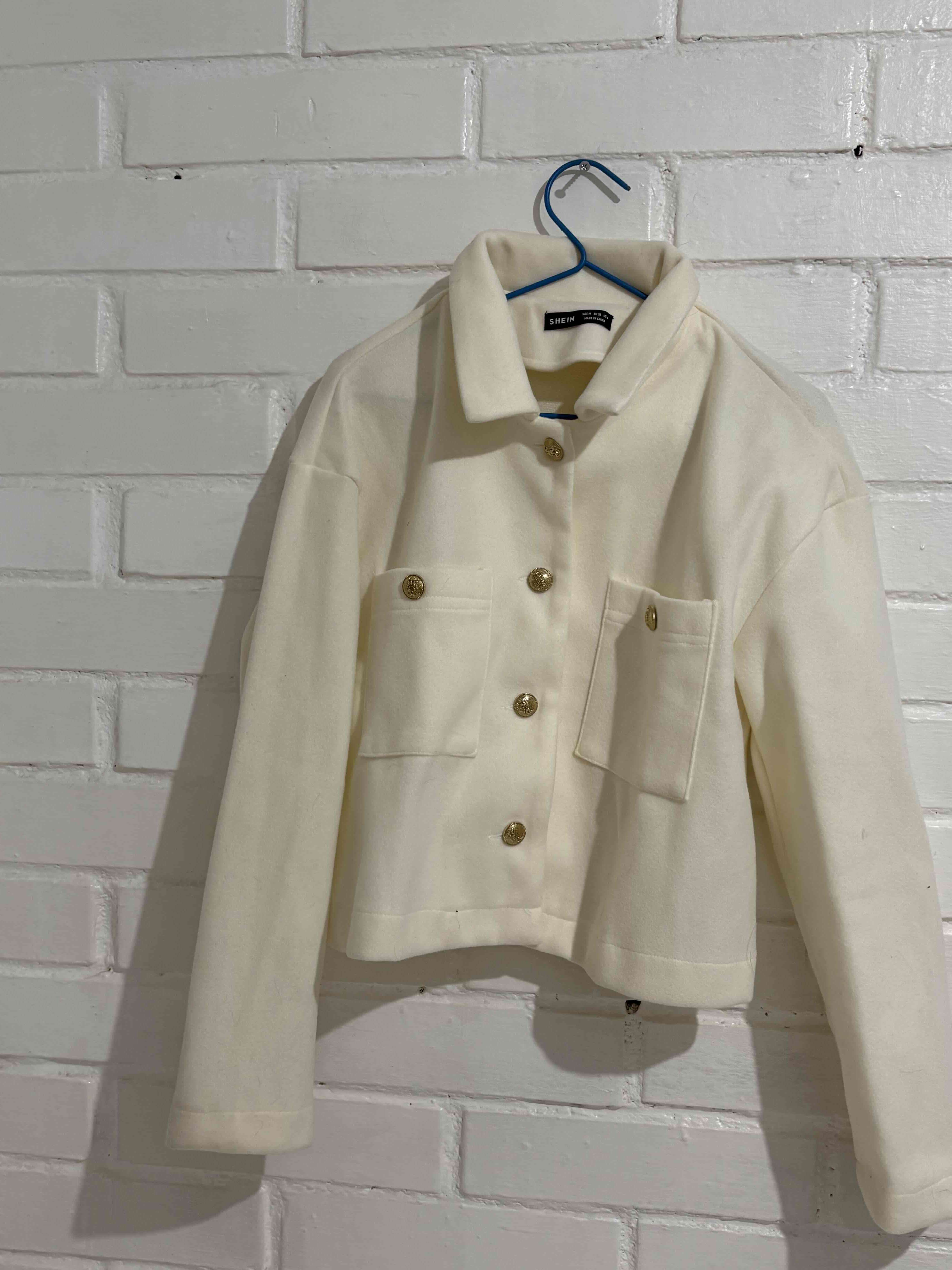 Chaqueta beige con bolsillos