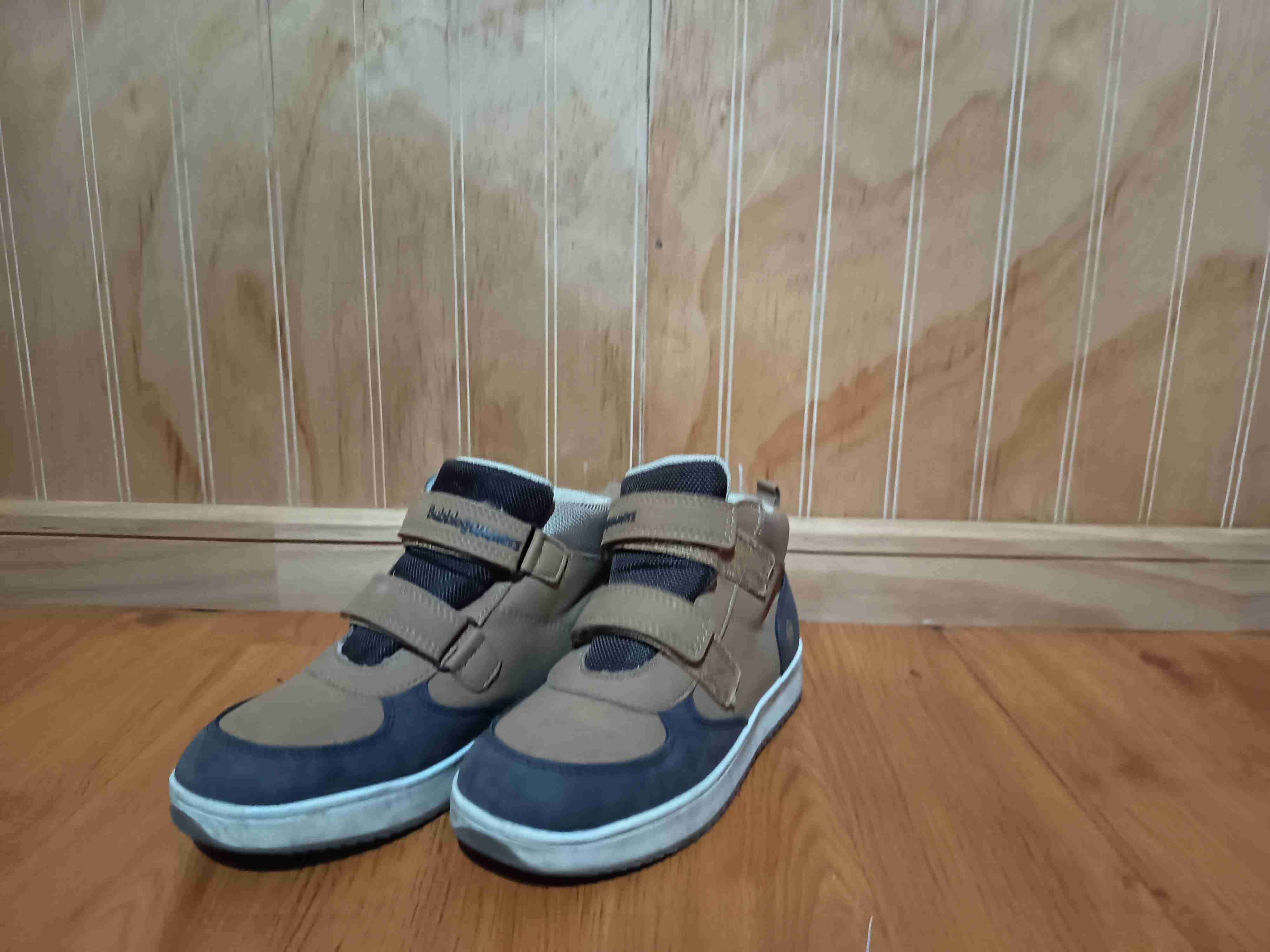 Zapatillas infantiles beige y negras - miniatura 1