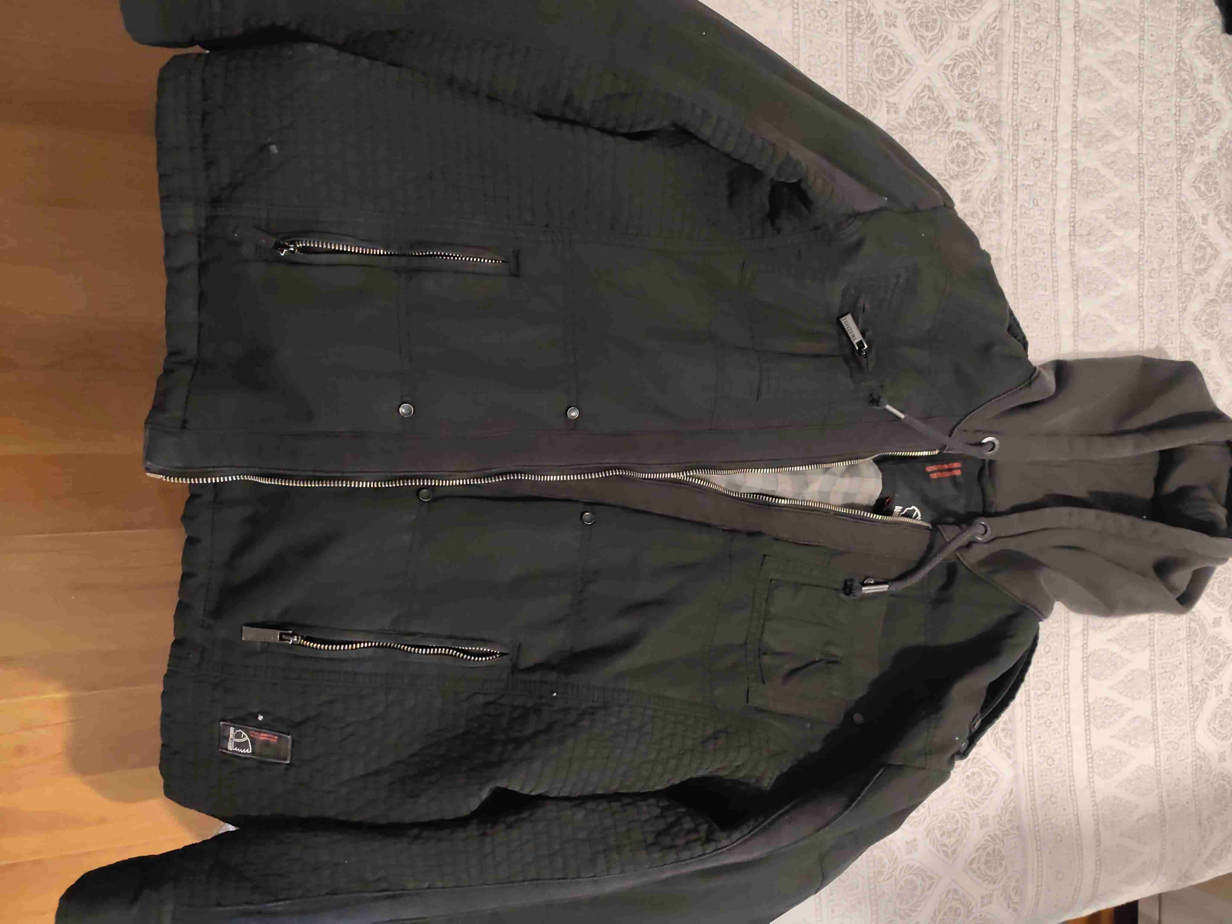 Chaqueta negra con capucha - miniatura 1