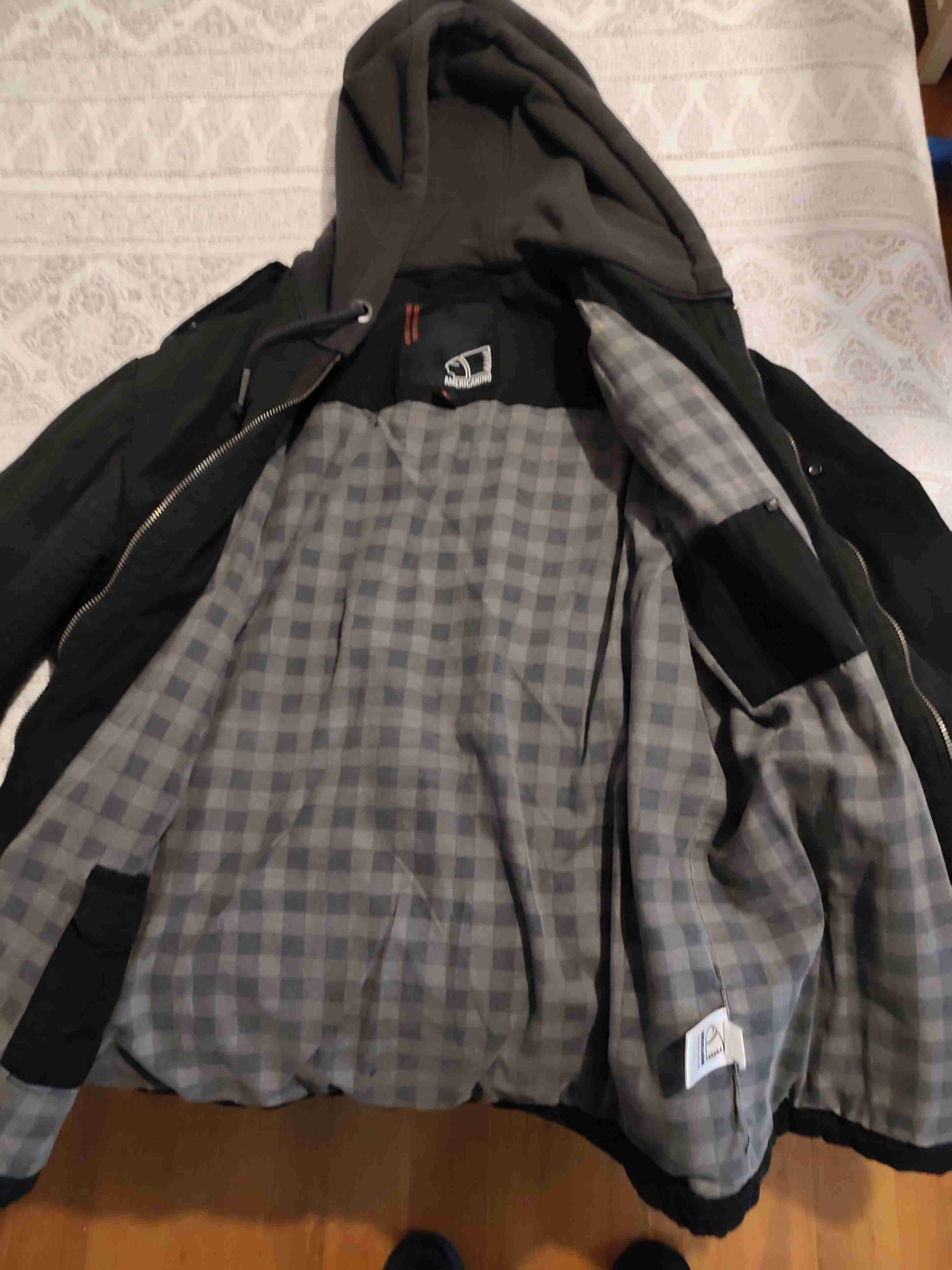 Chaqueta negra con capucha - miniatura 2