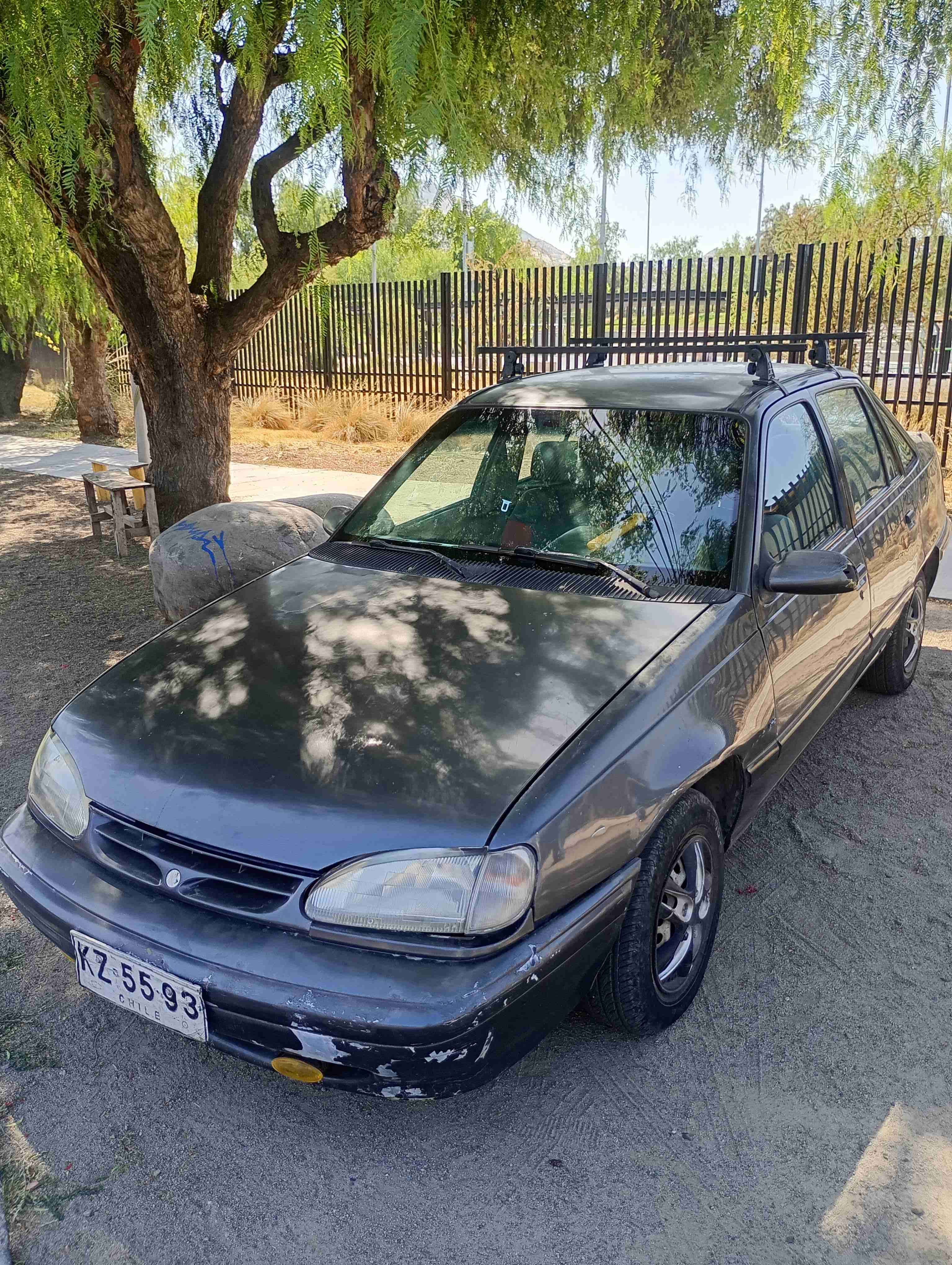 Auto Daewoo racer gris con portaequipaje