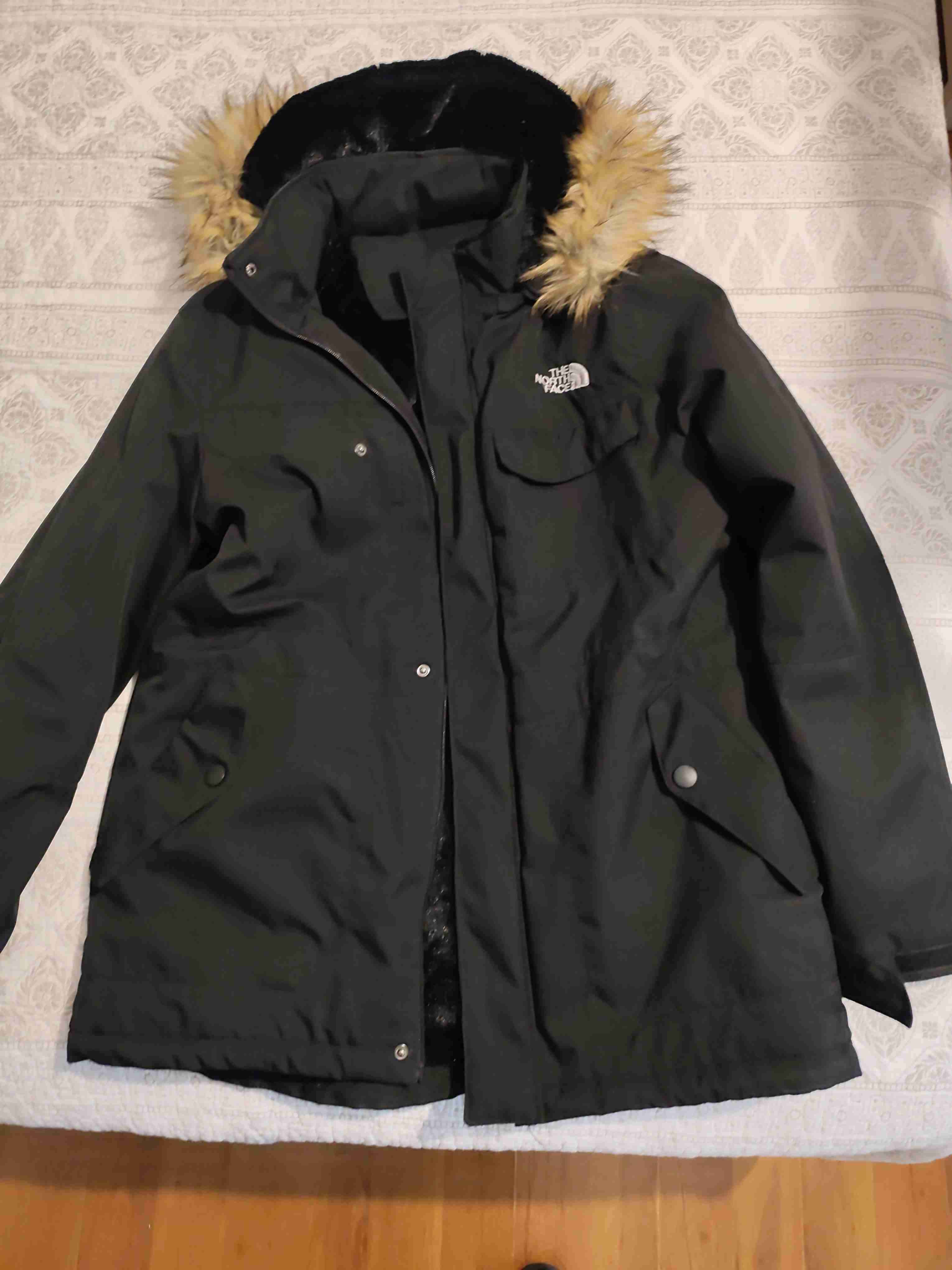 Chaqueta negra con capucha peluda - miniatura 1