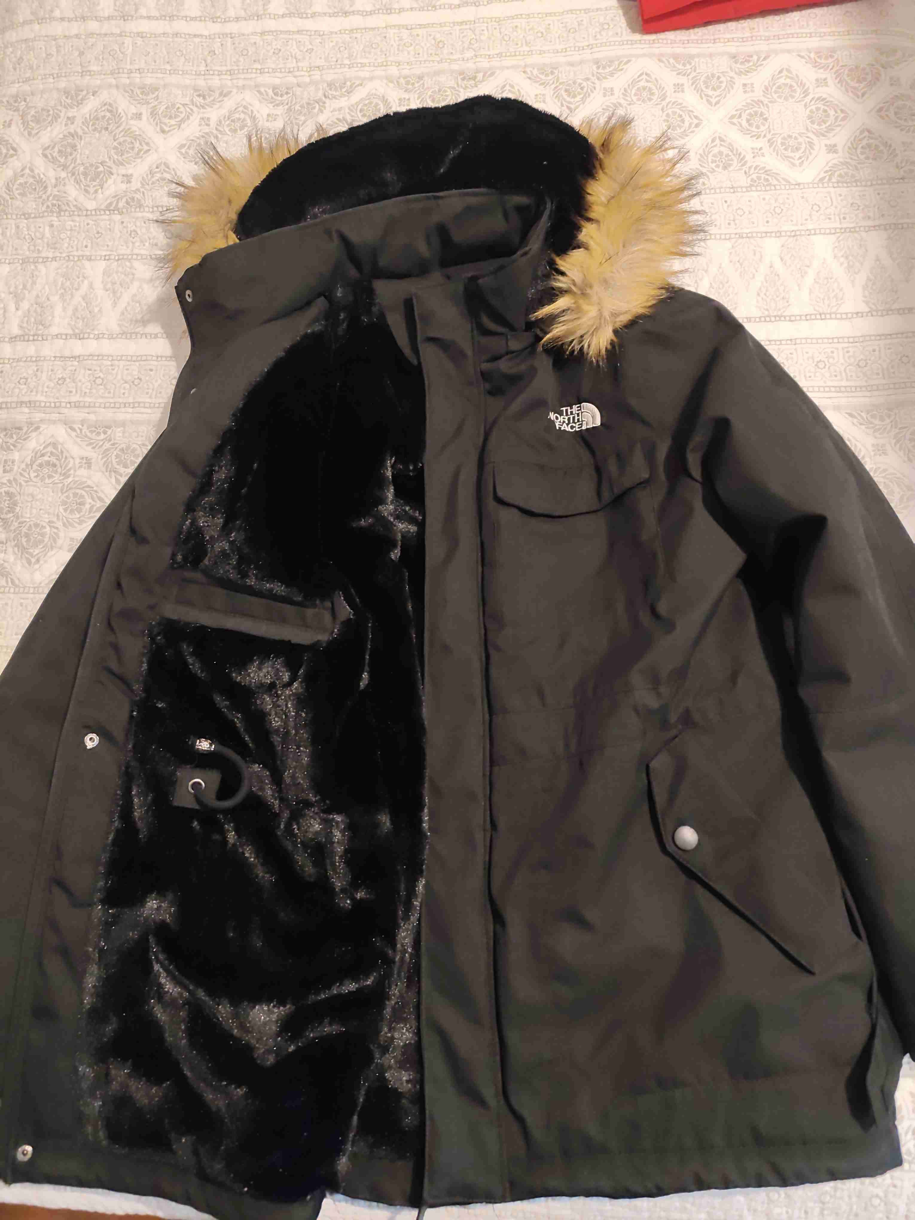 Chaqueta negra con capucha peluda - miniatura 2