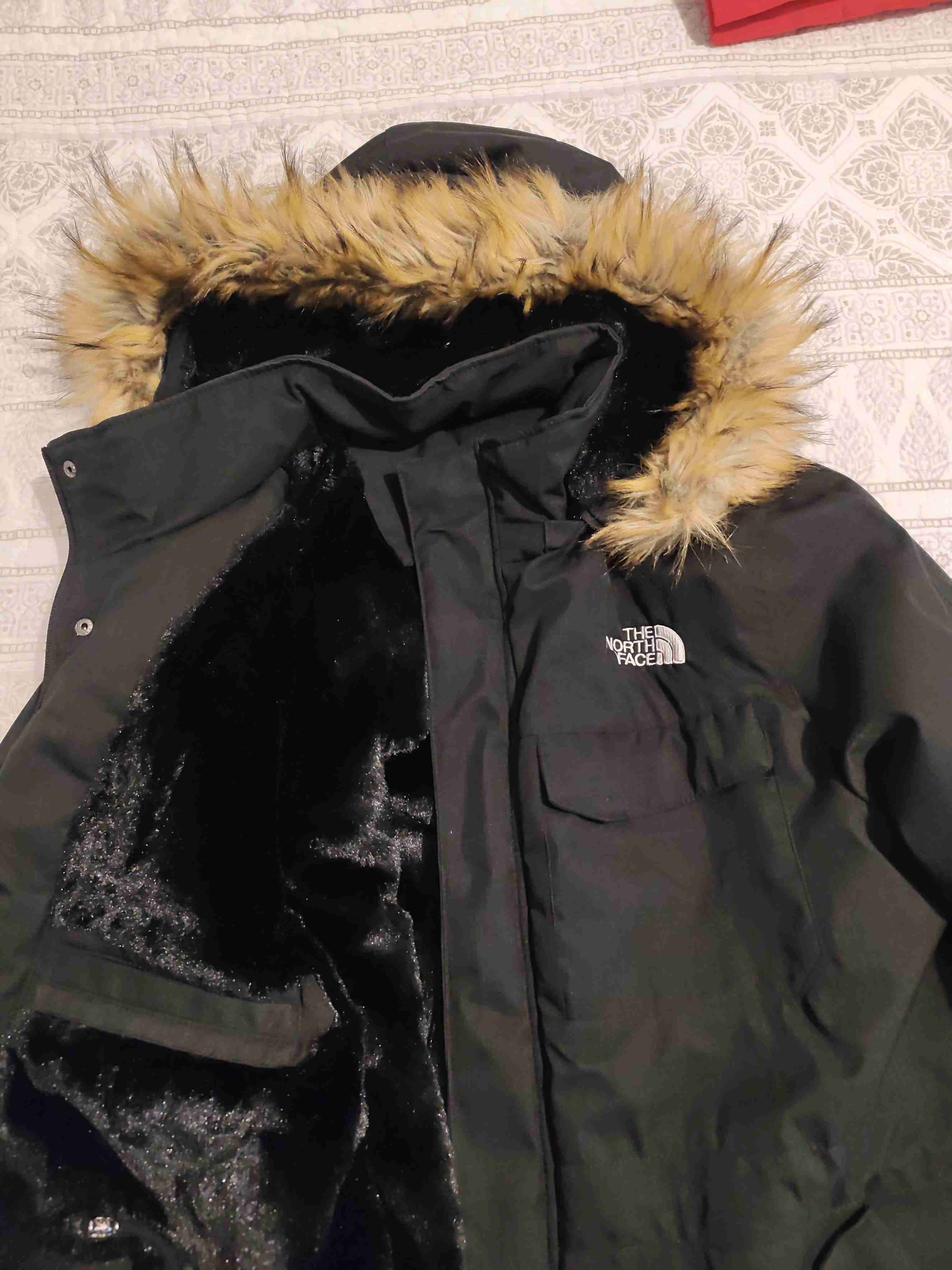 Chaqueta negra con capucha peluda - miniatura 3