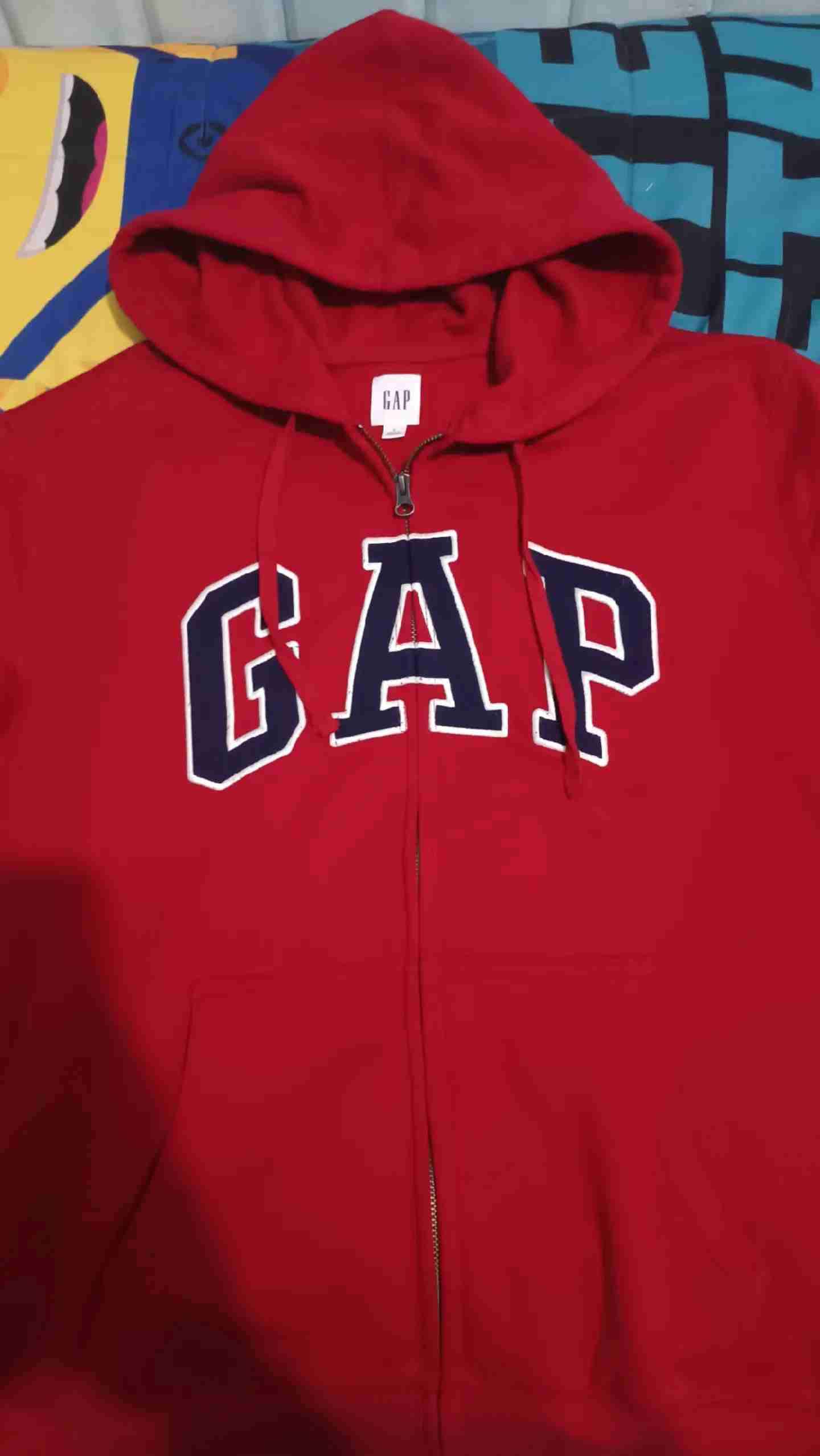 Polerón rojo con capucha GAP - miniatura 1