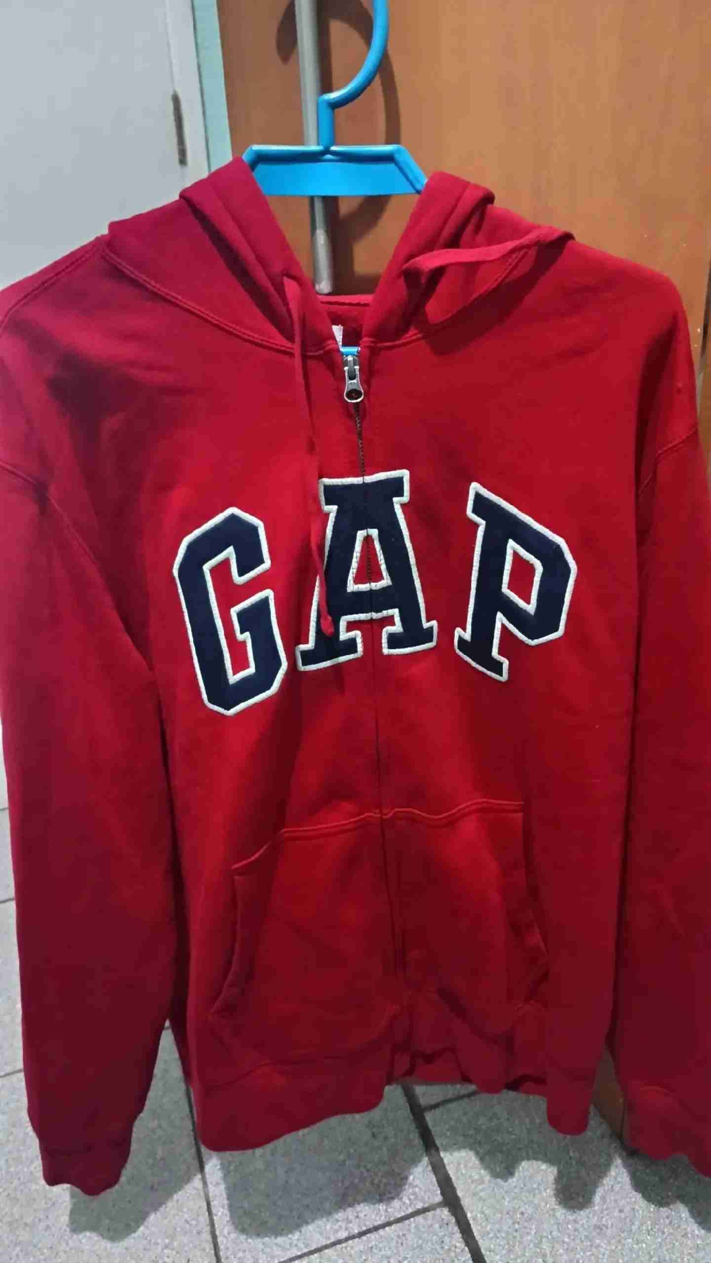 Polerón rojo con capucha GAP - miniatura 2