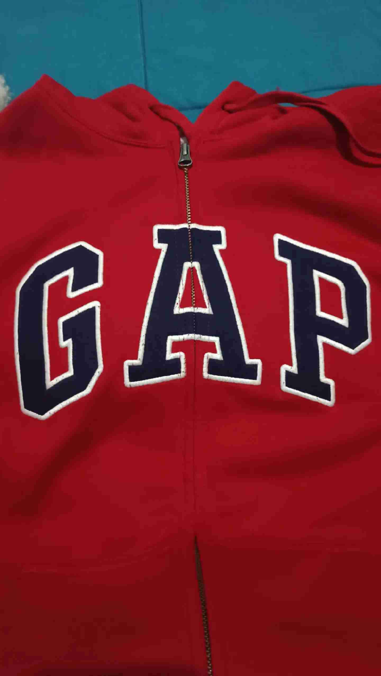 Polerón rojo con capucha GAP - miniatura 3