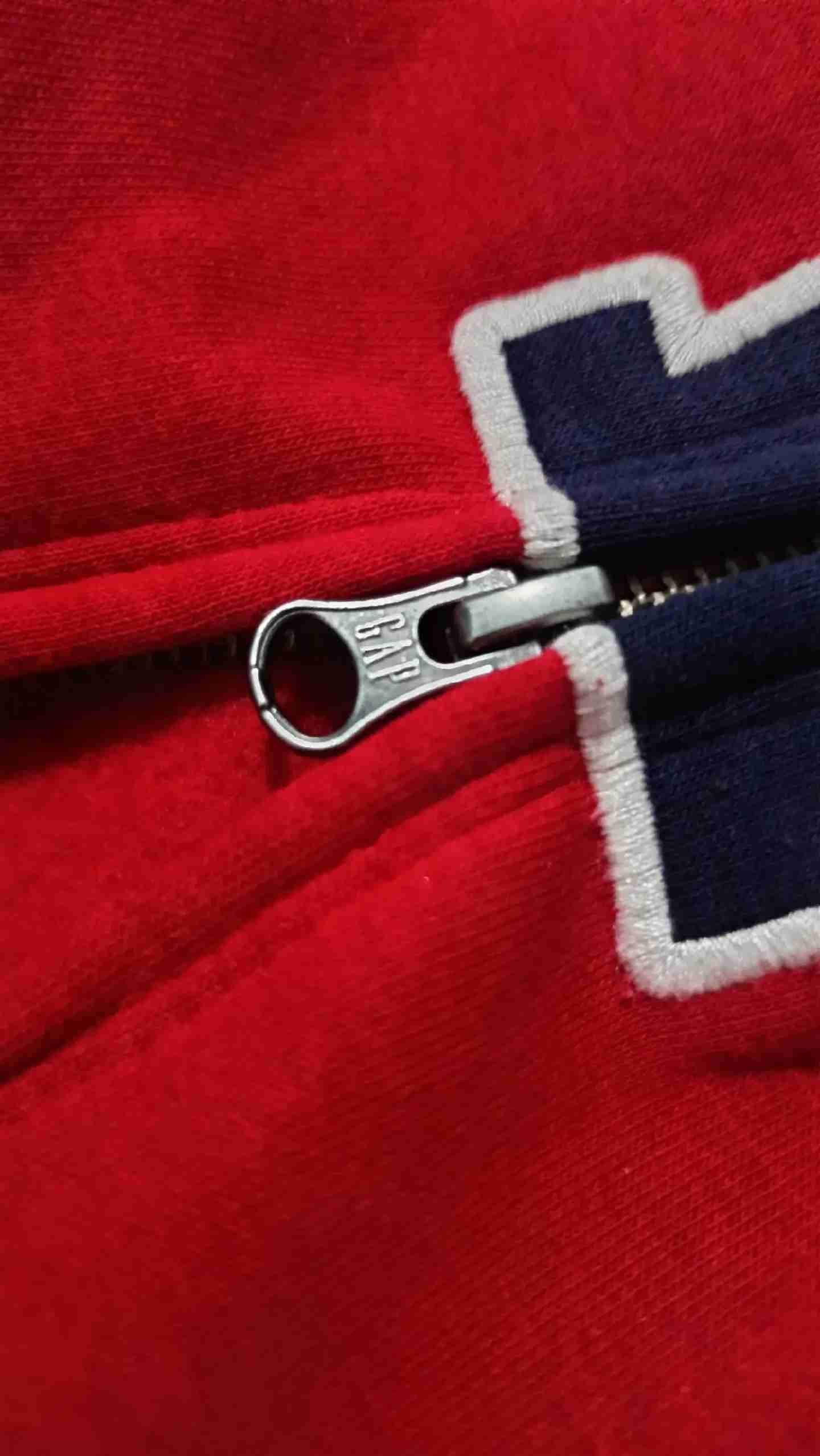 Polerón rojo con capucha GAP - miniatura 5