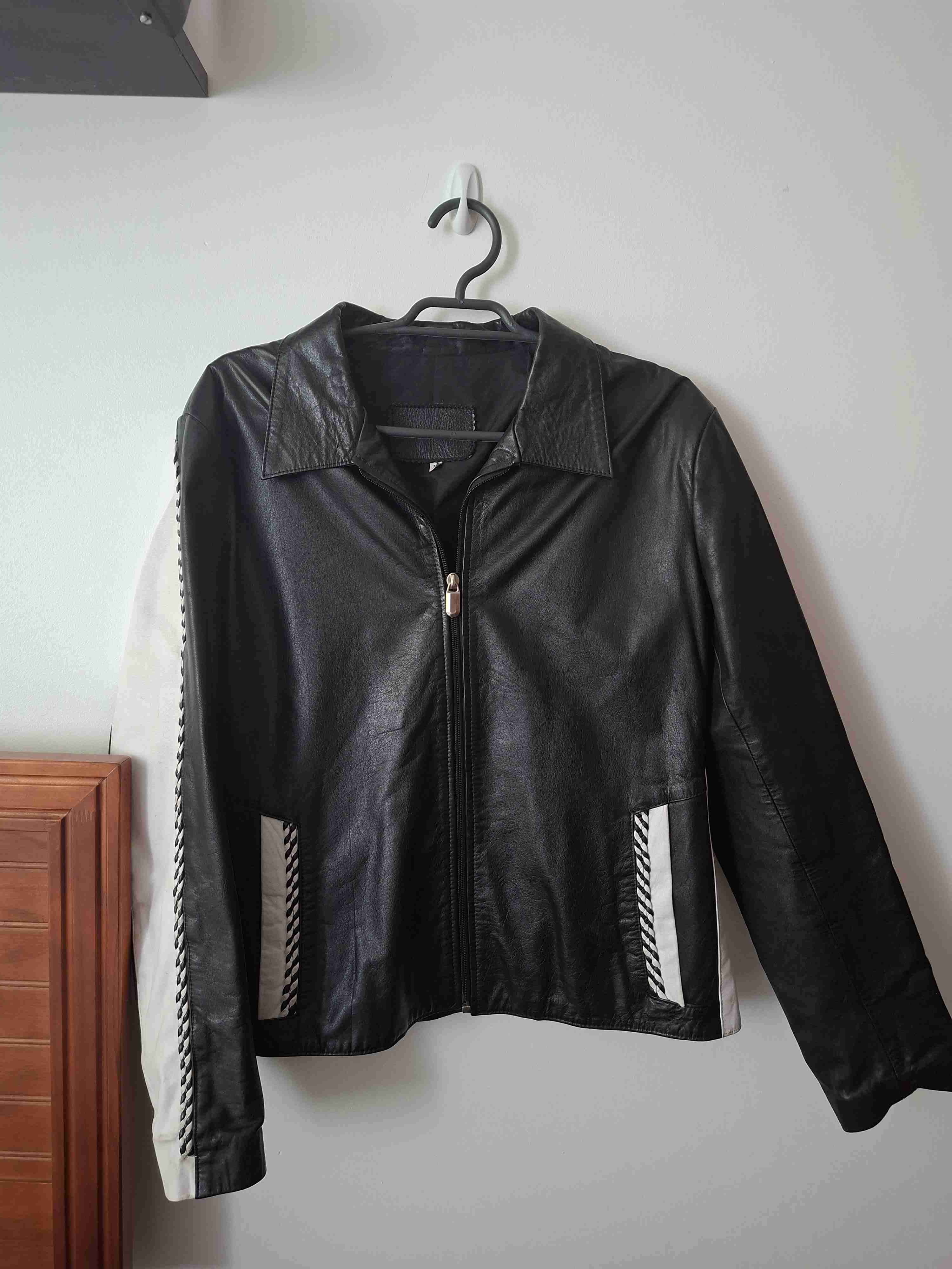 Chaqueta negra de cuero - miniatura 1