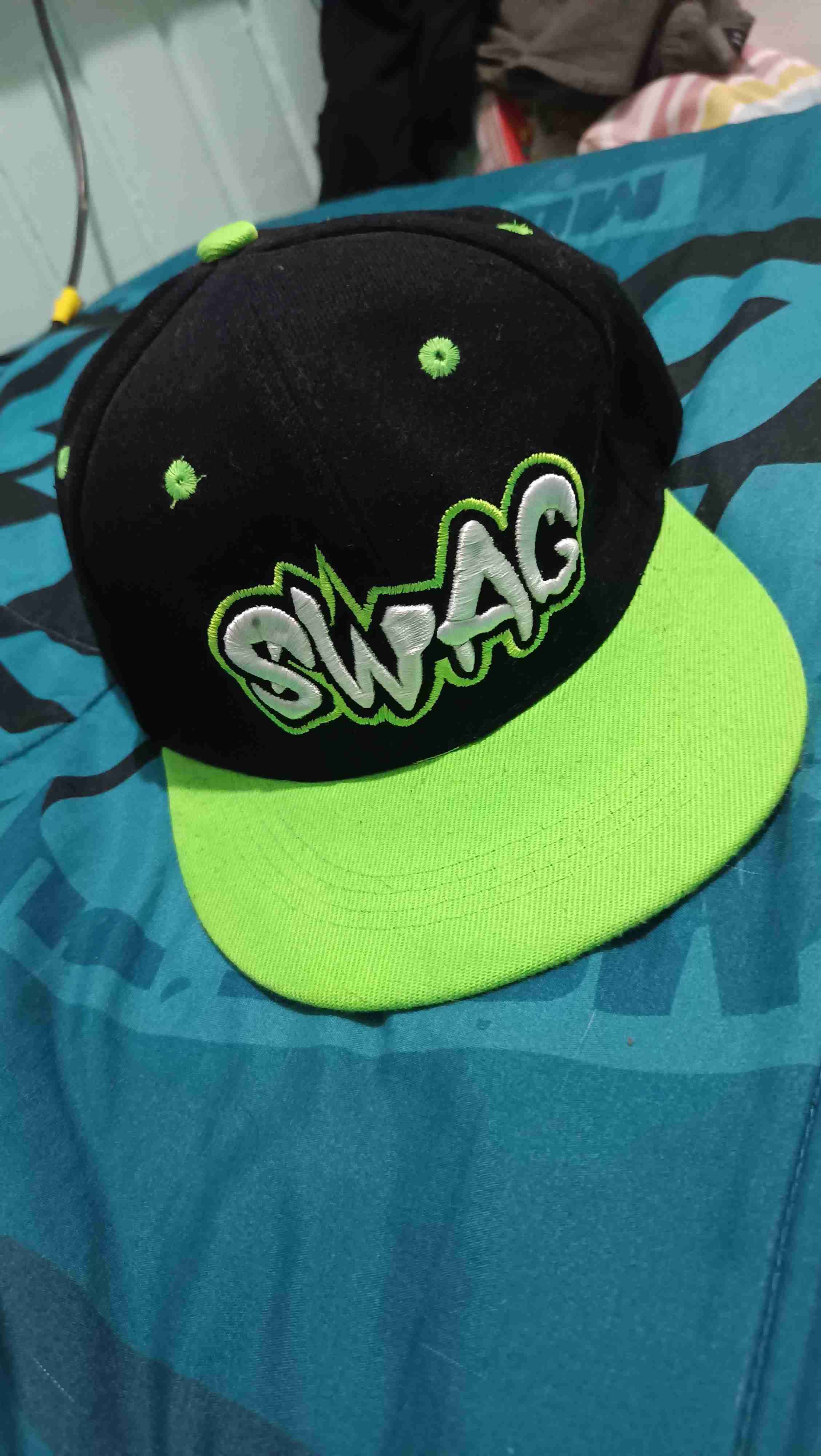 Gorra negra con visera verde