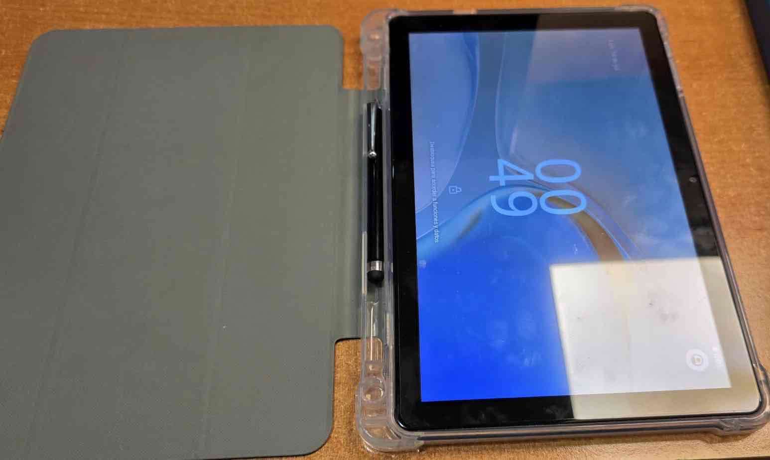 Tablet con funda protectora - miniatura 1