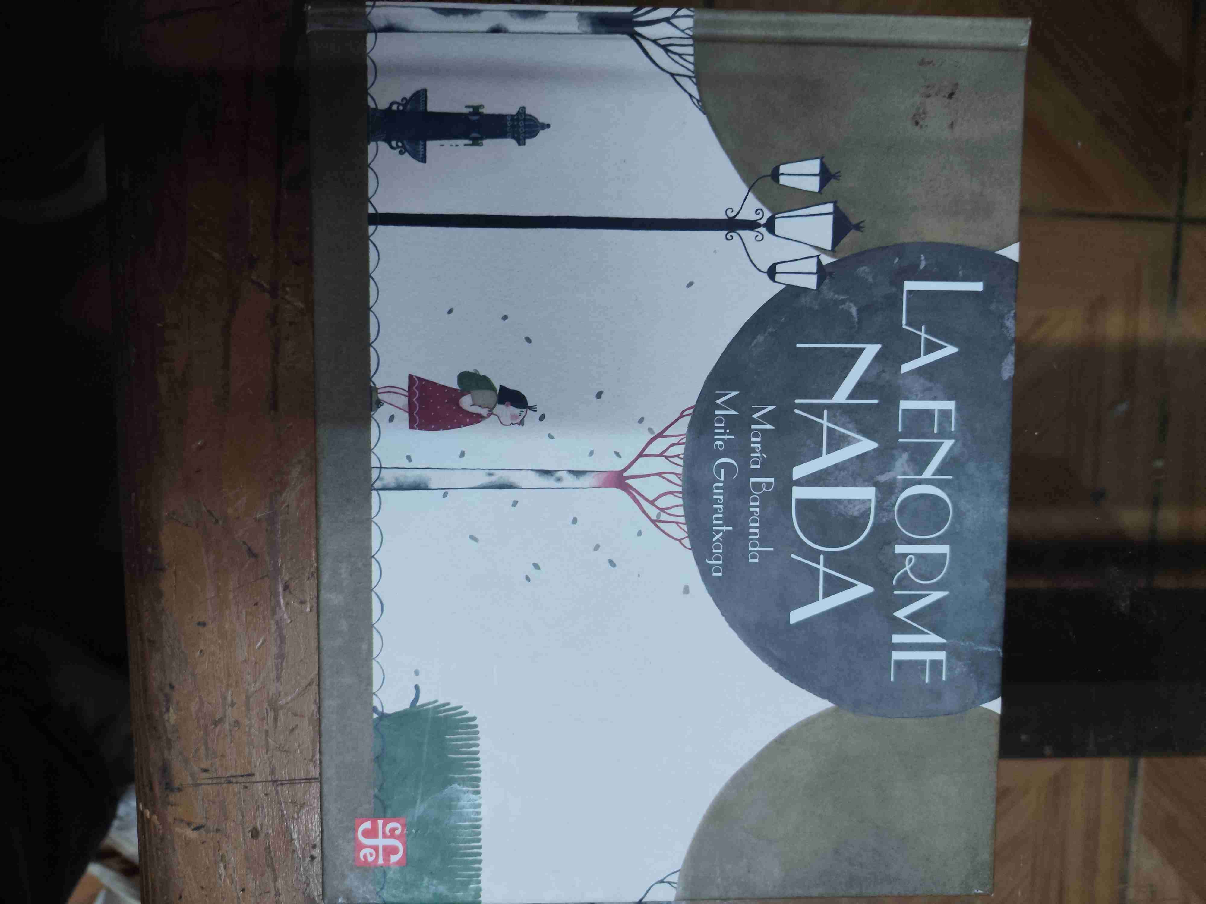 Libro "La Enorme Nada" - miniatura 1