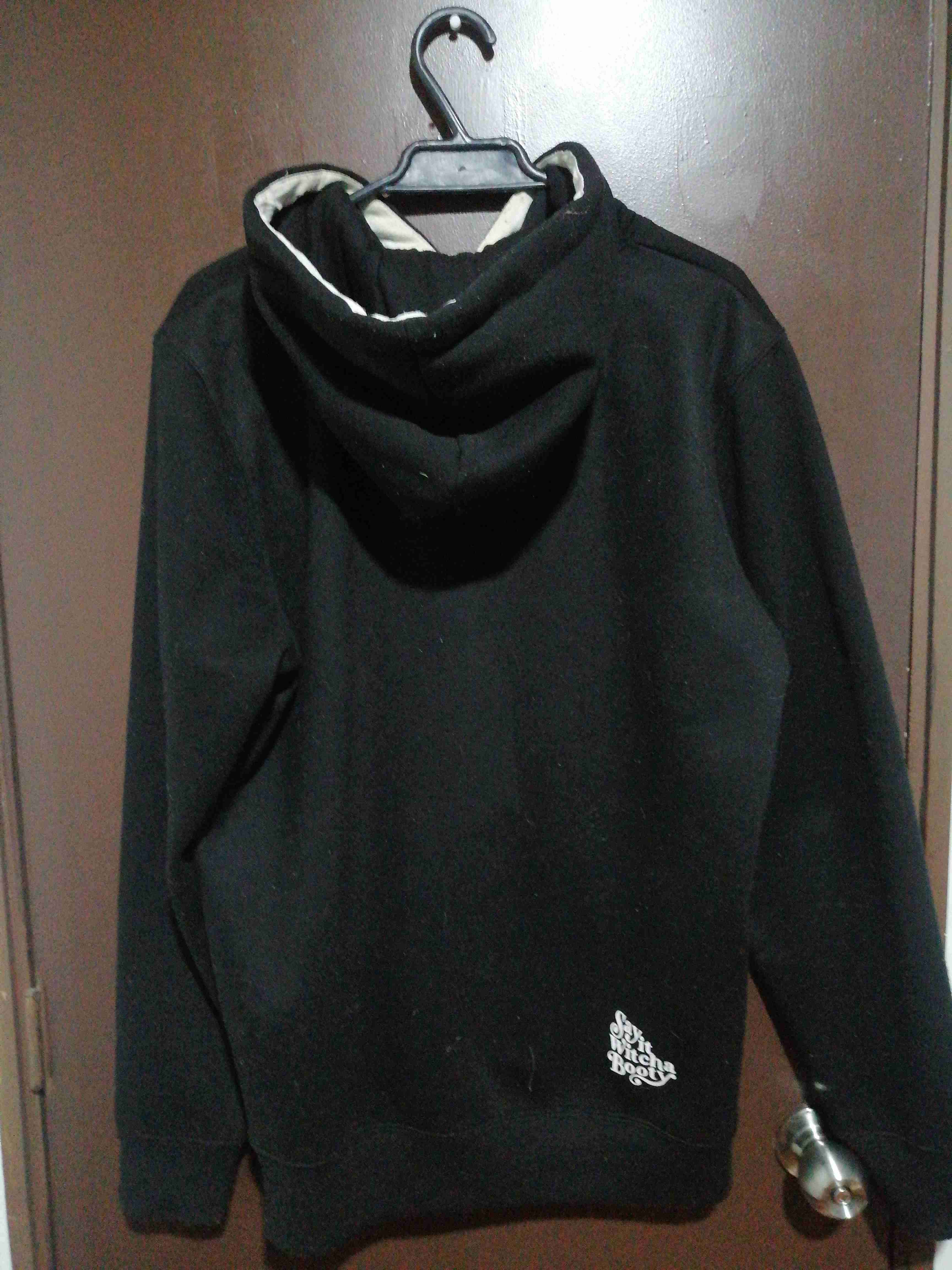 Polerón negro con capucha. Talla M-L - miniatura 2