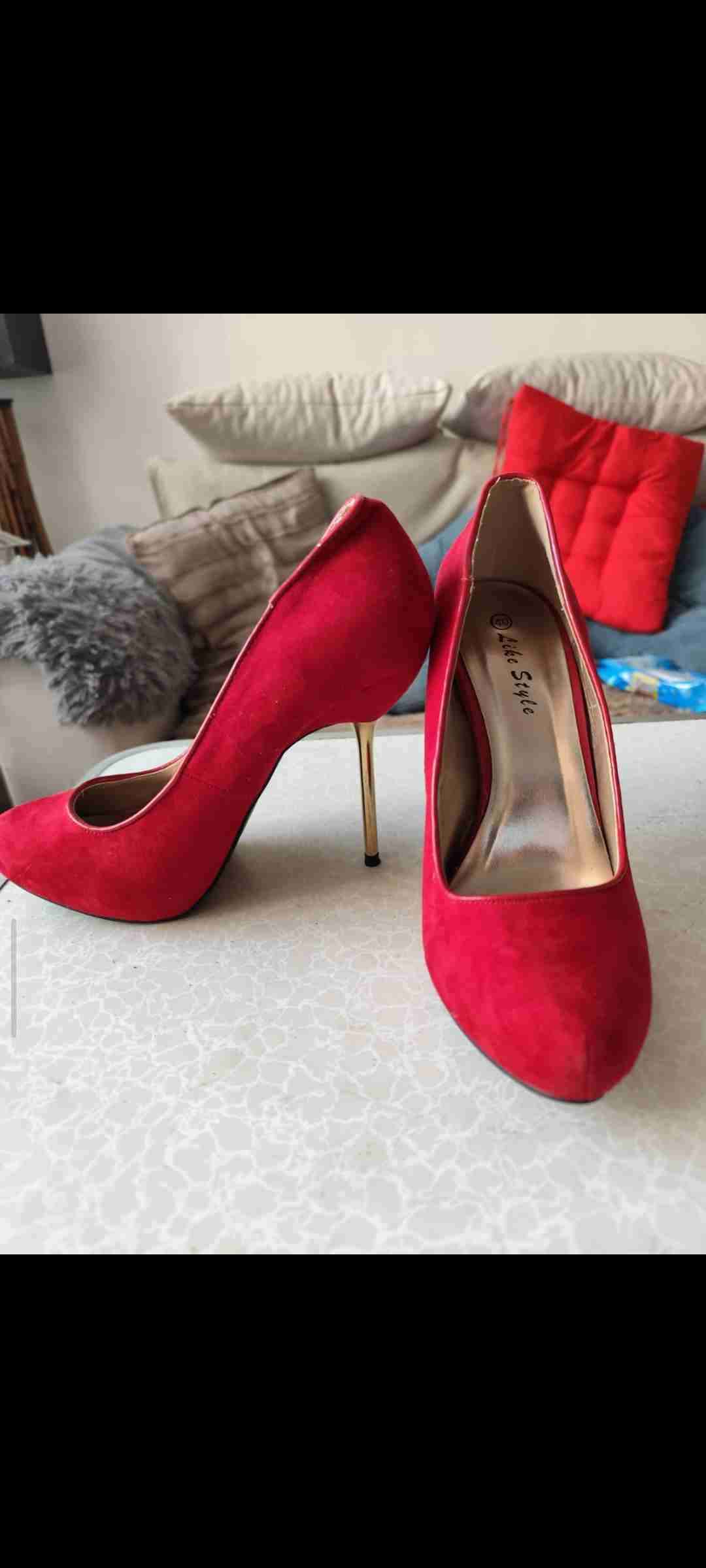 Zapatos de tacón rojo estilo clásico