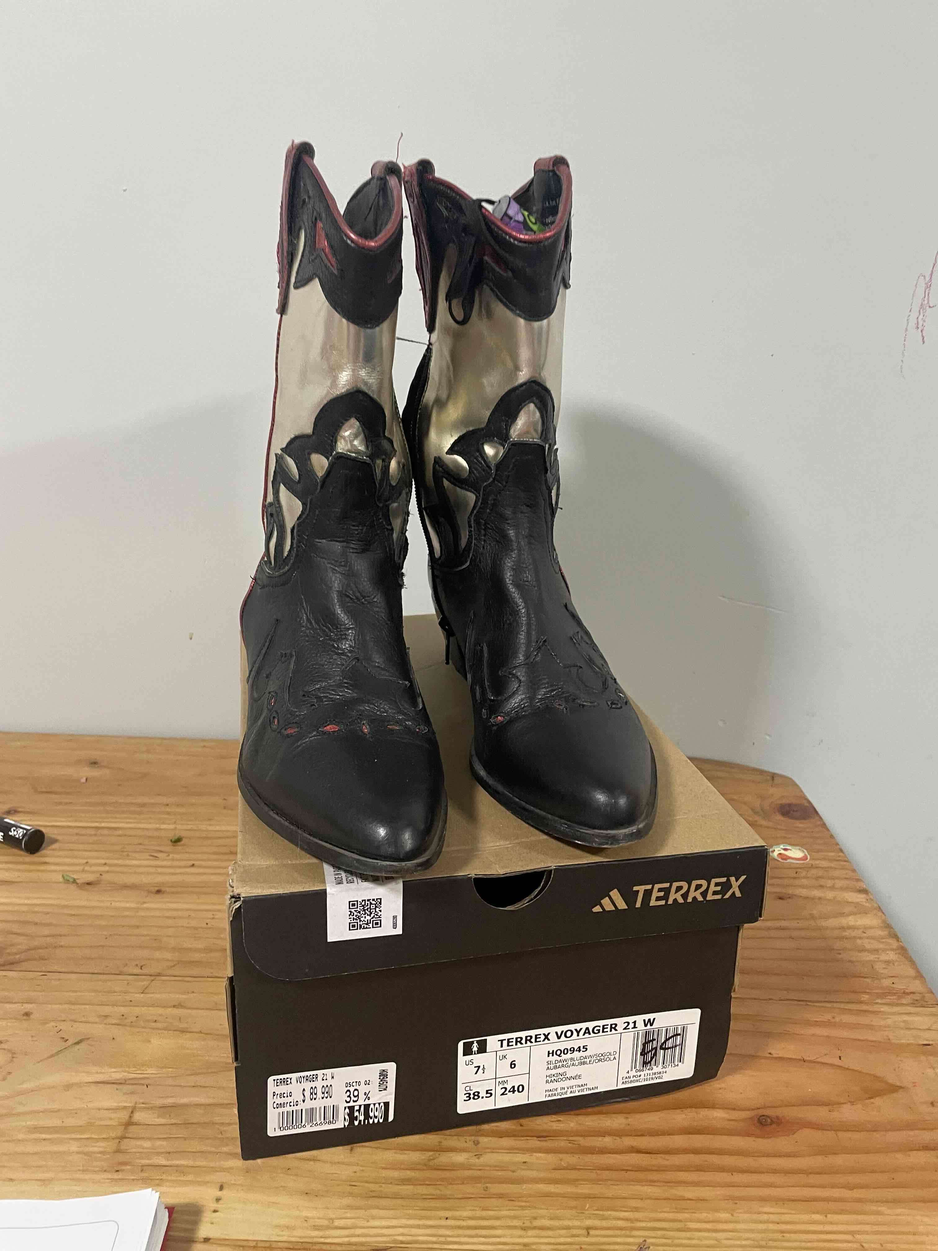 Botas de cuero negras y doradas - miniatura 1