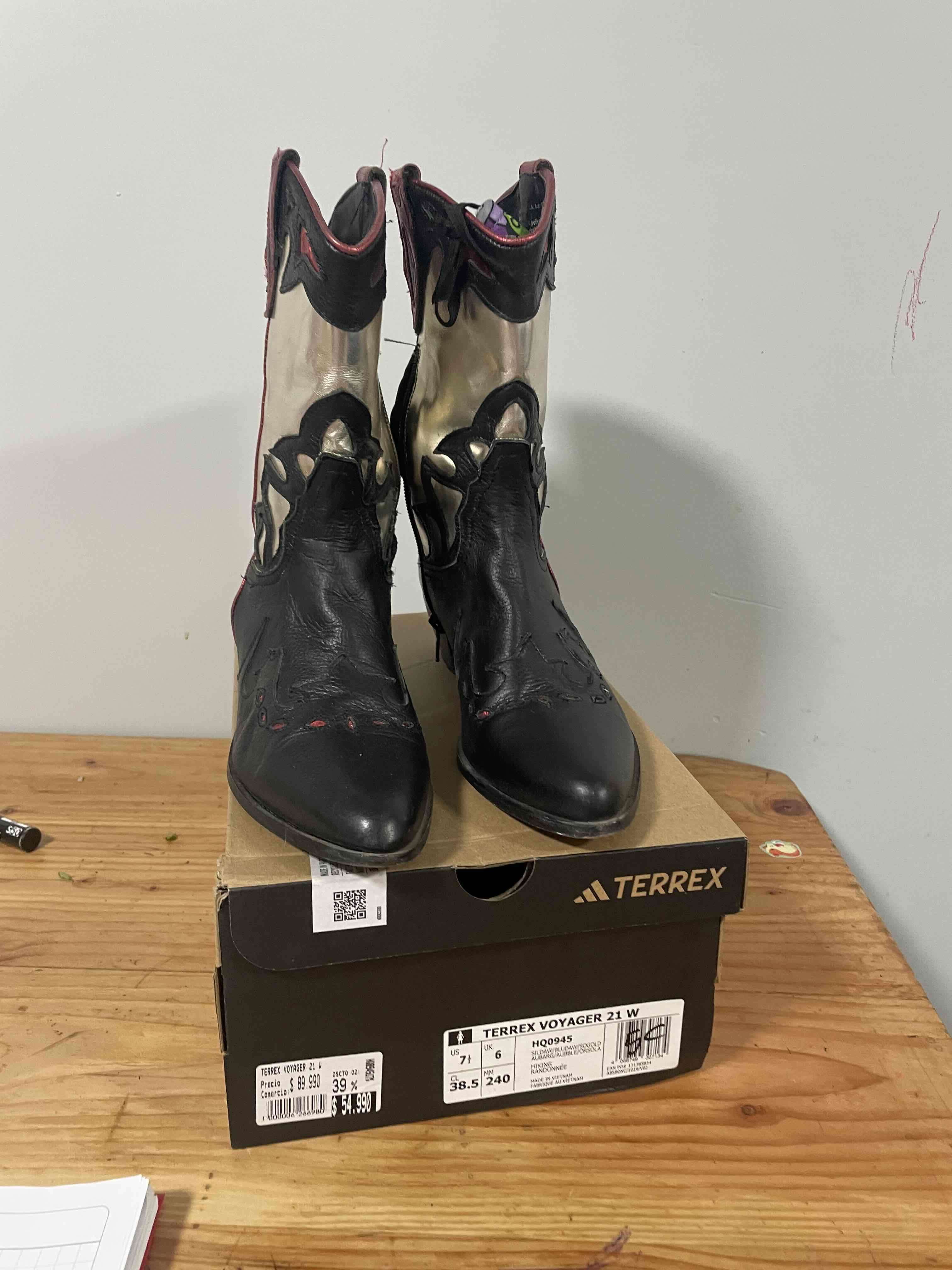 Botas de cuero negras y doradas - miniatura 2