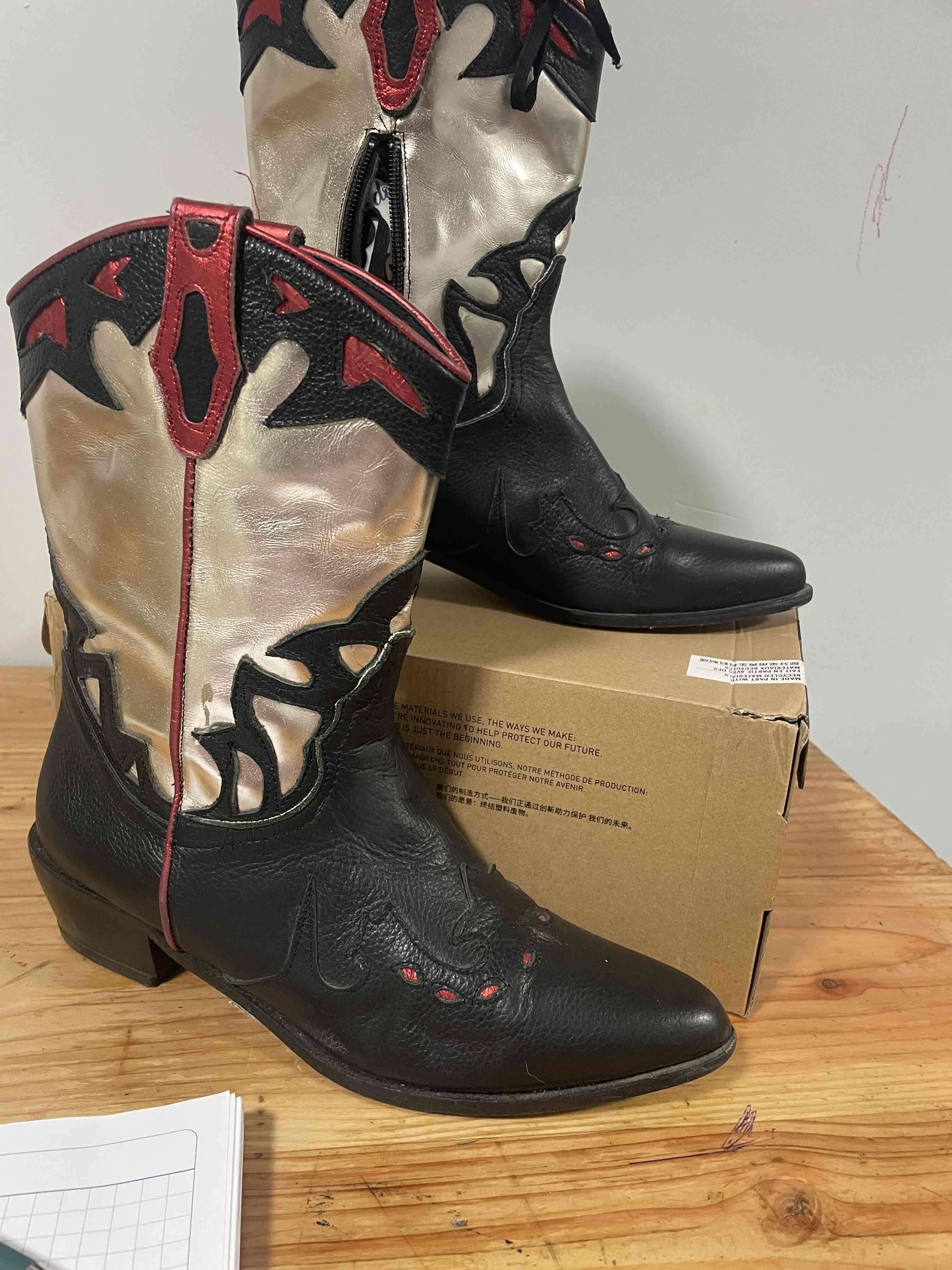 Botas de cuero negras y doradas - miniatura 3