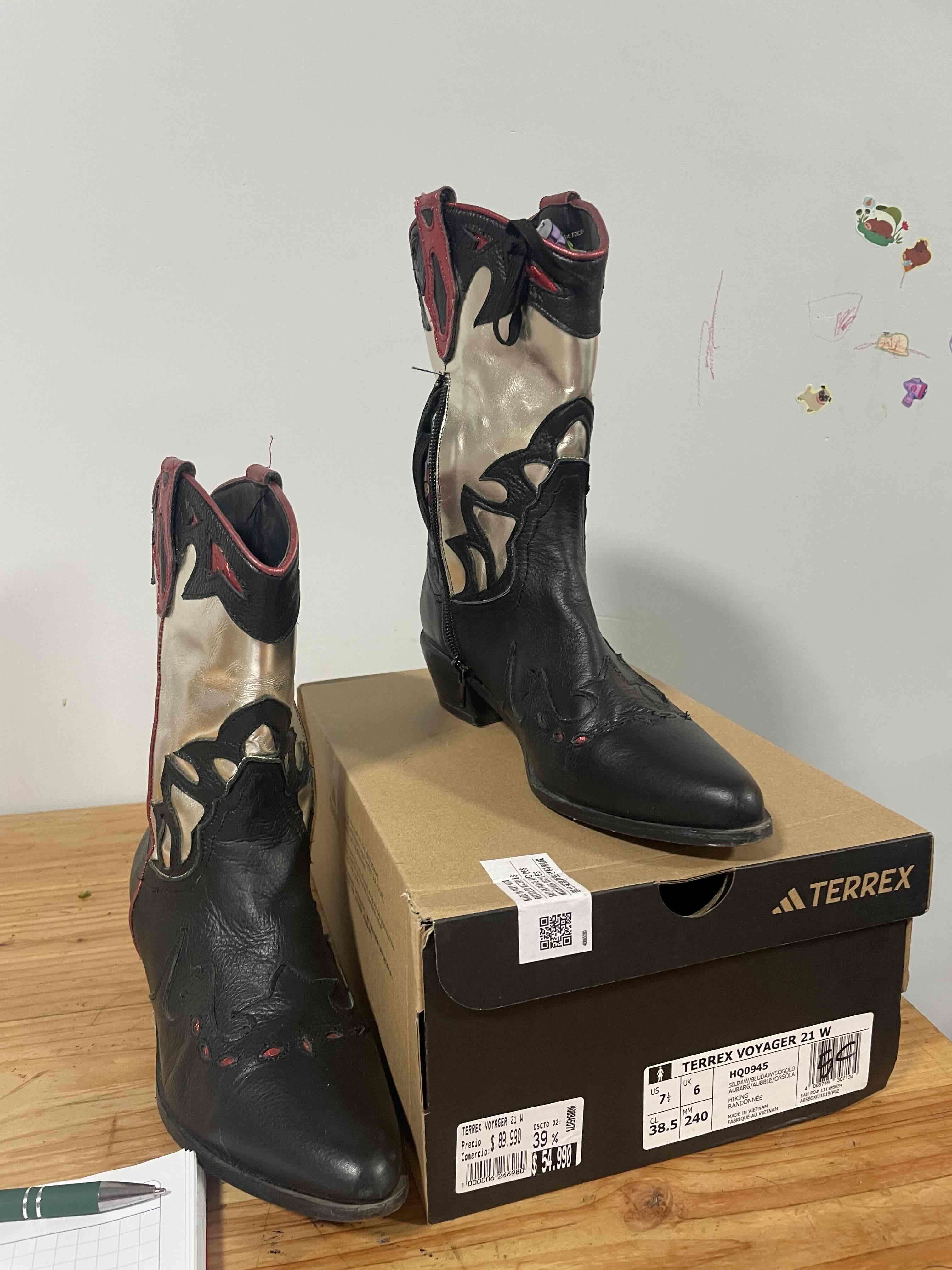 Botas de cuero negras y doradas - miniatura 4