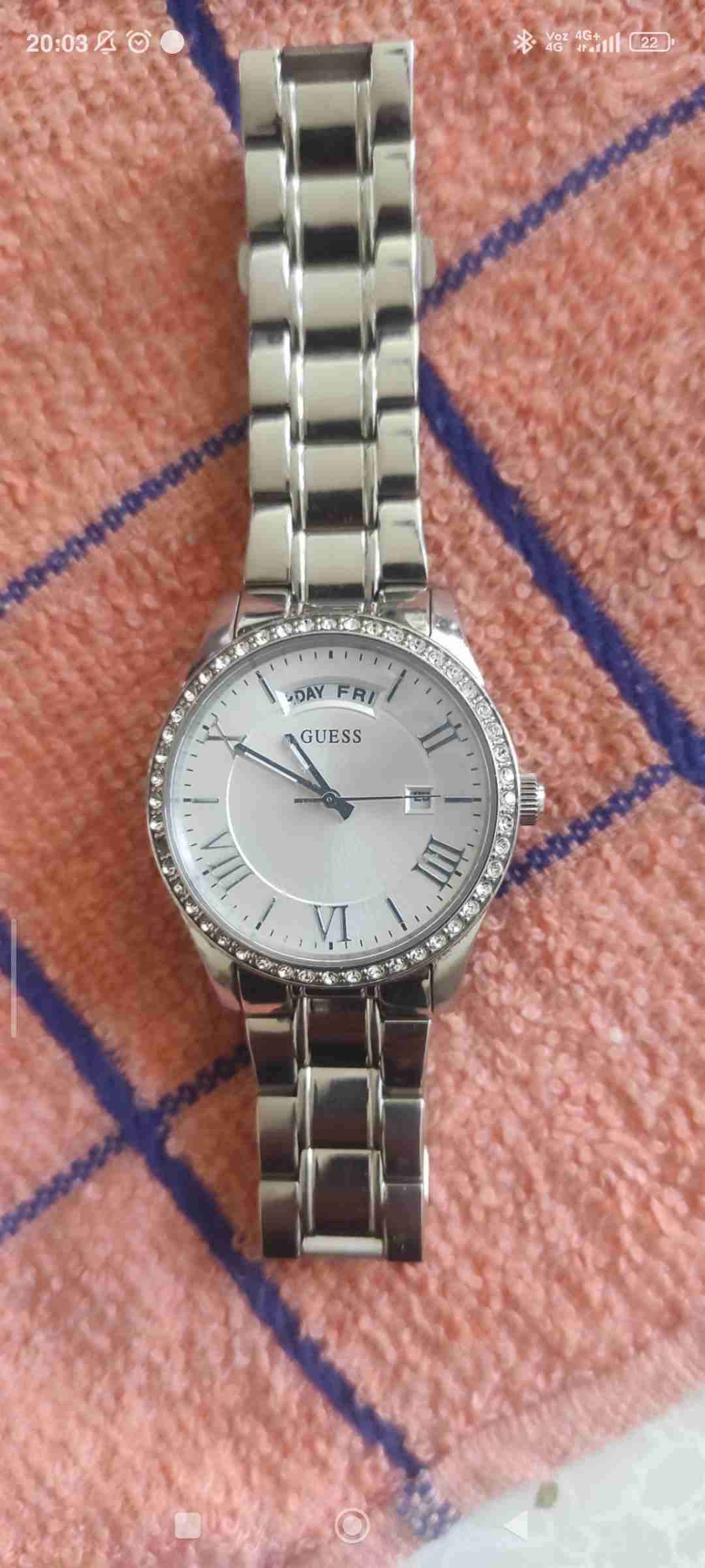 Reloj plateado con cristales Guess