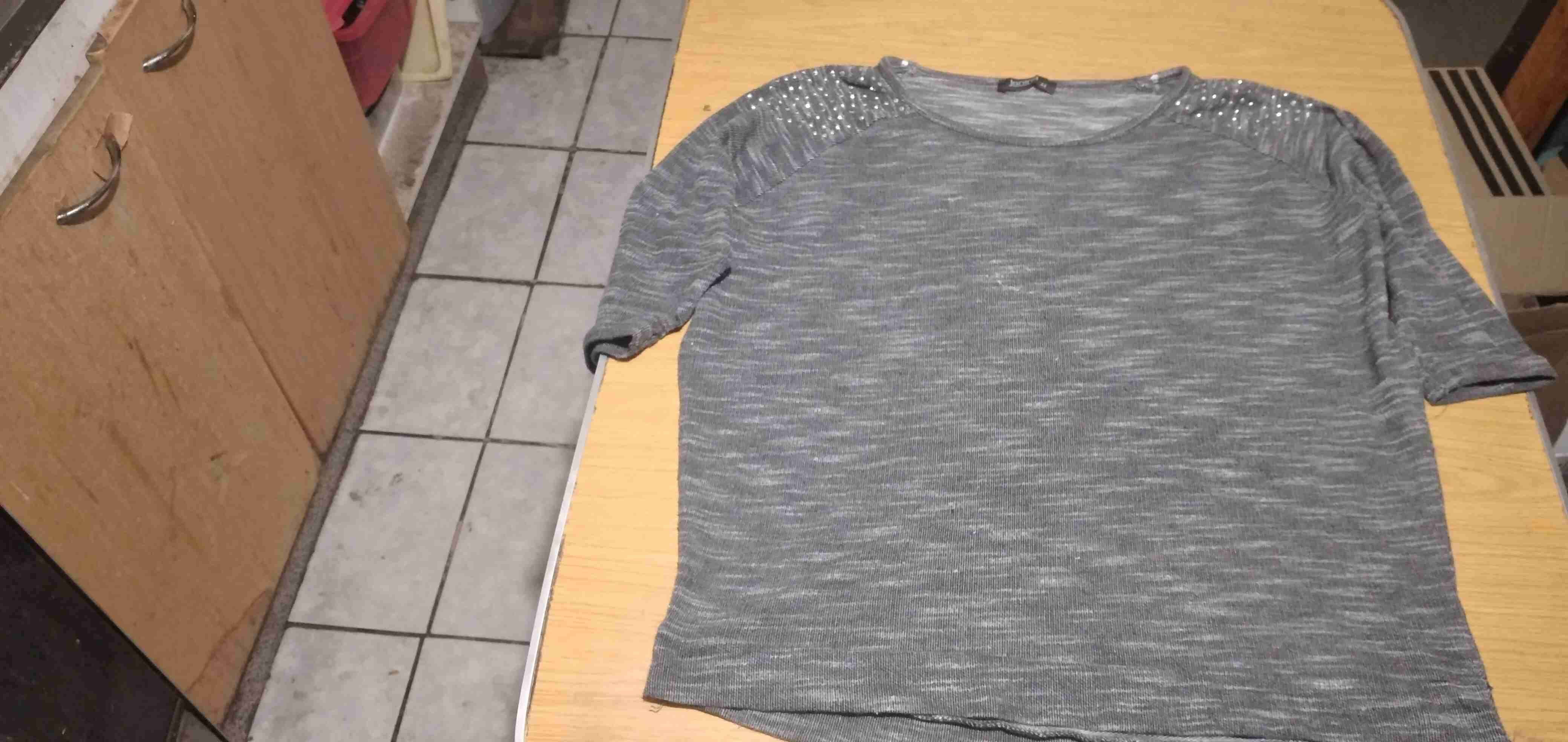 Polera gris con detalles de perlas - miniatura 1