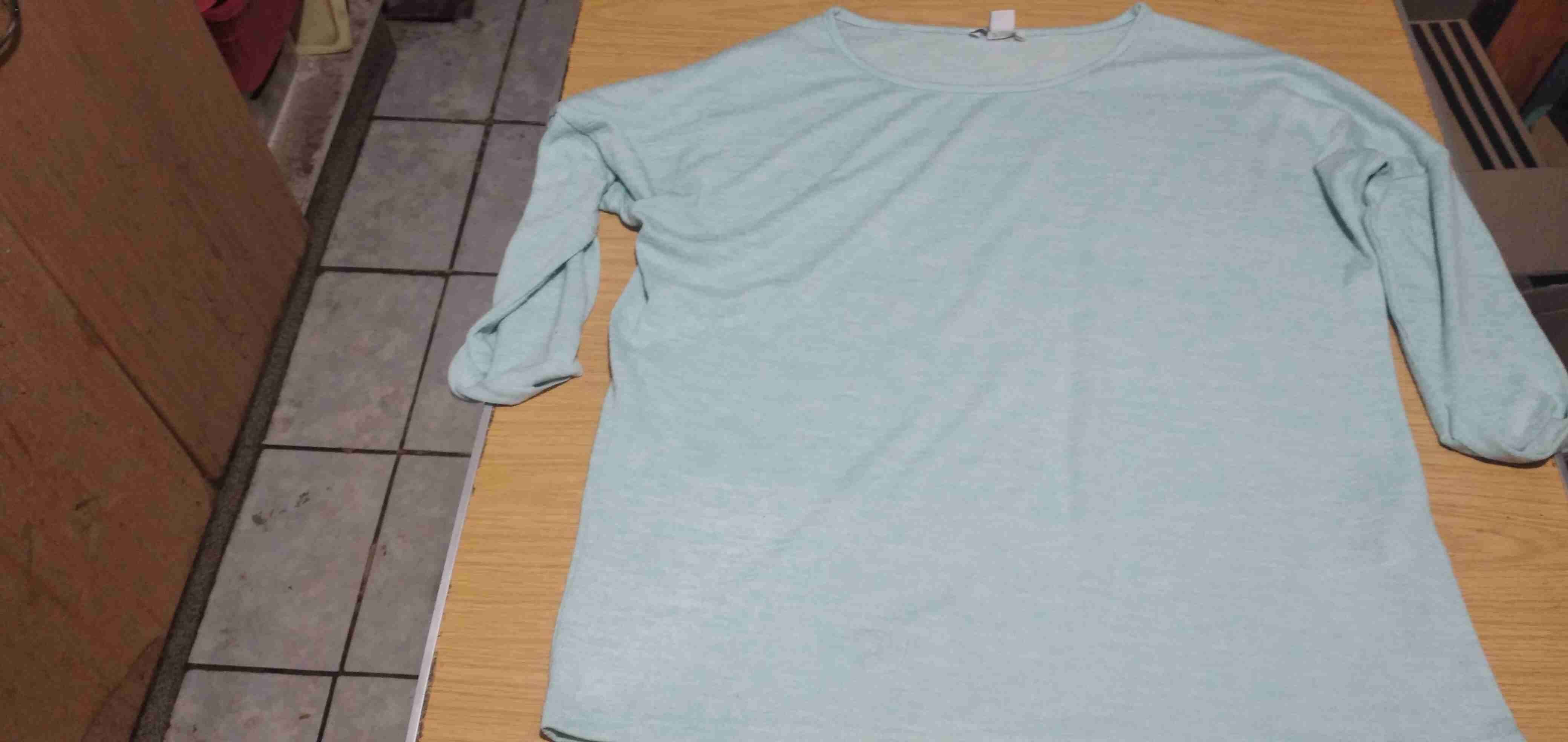 Polera gris con detalles de perlas - miniatura 3