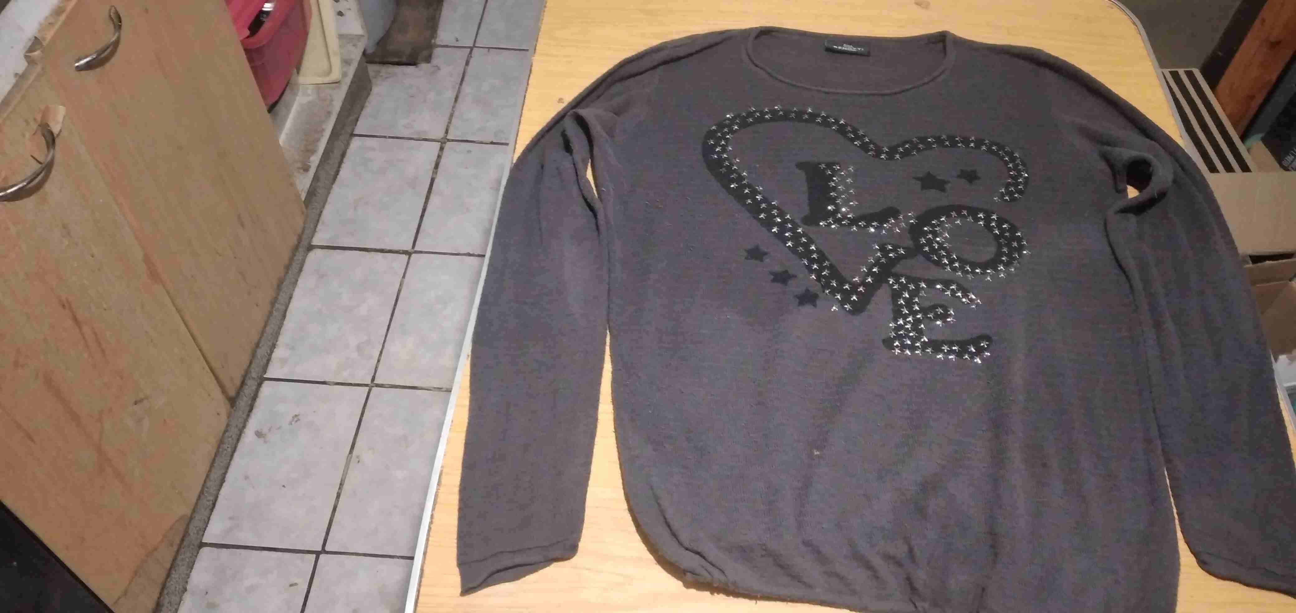 Polera gris con detalles de perlas - miniatura 4