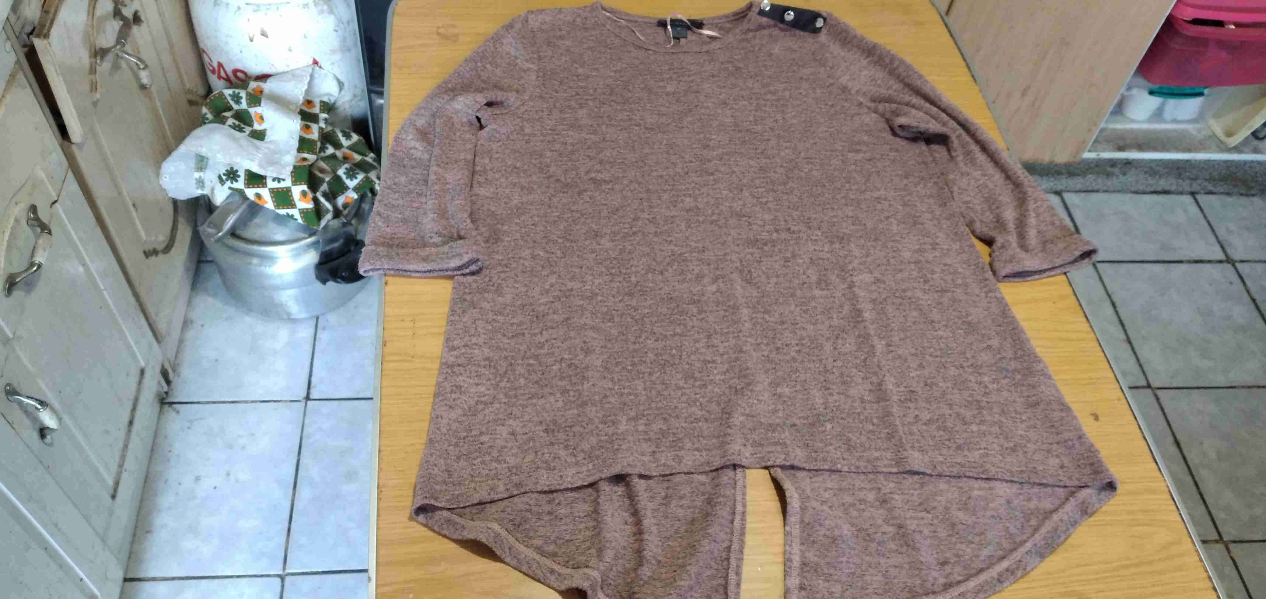 Polera gris con detalles de perlas - miniatura 6