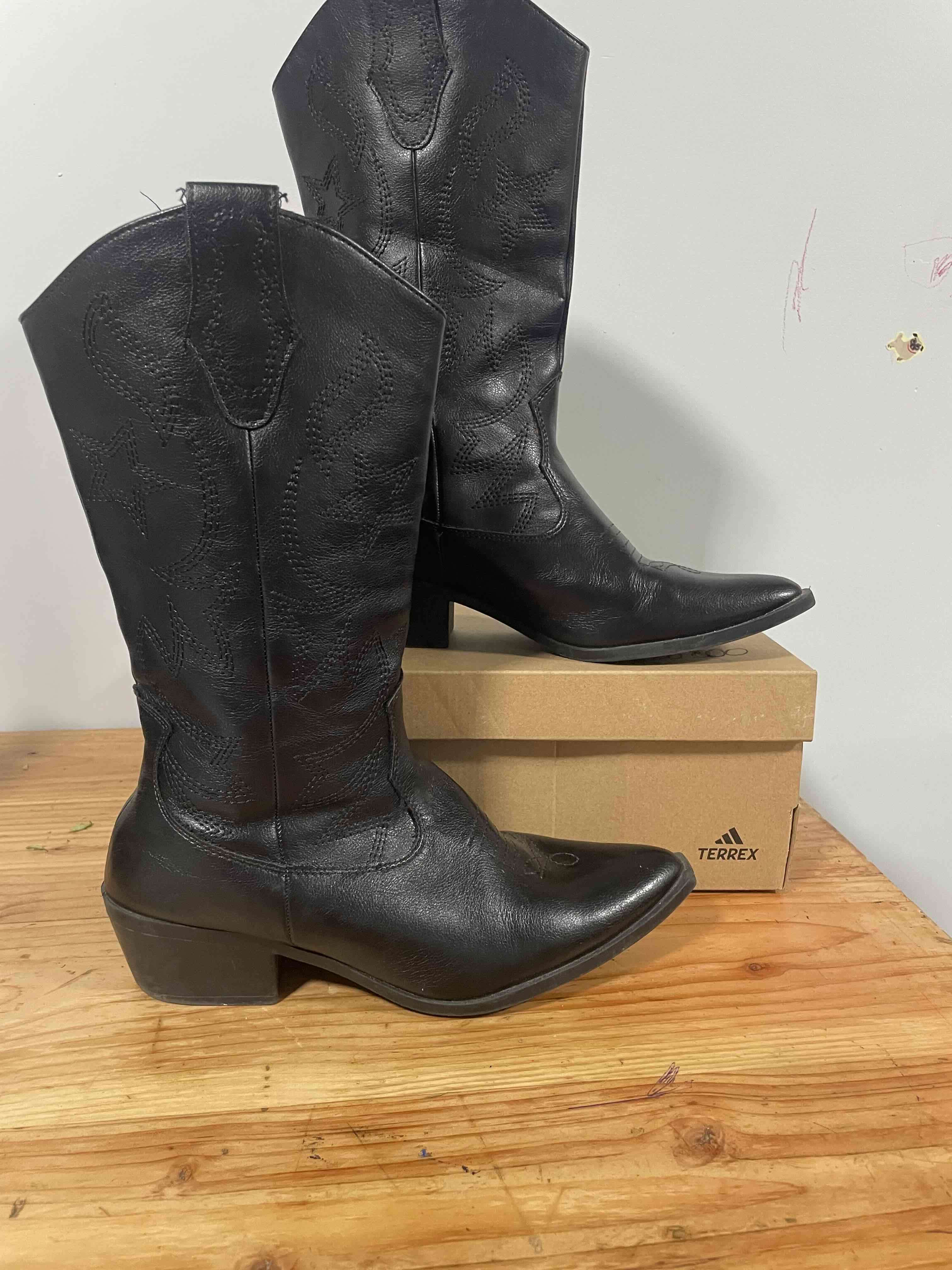 Botas vaqueras negras en buen estado - miniatura 1