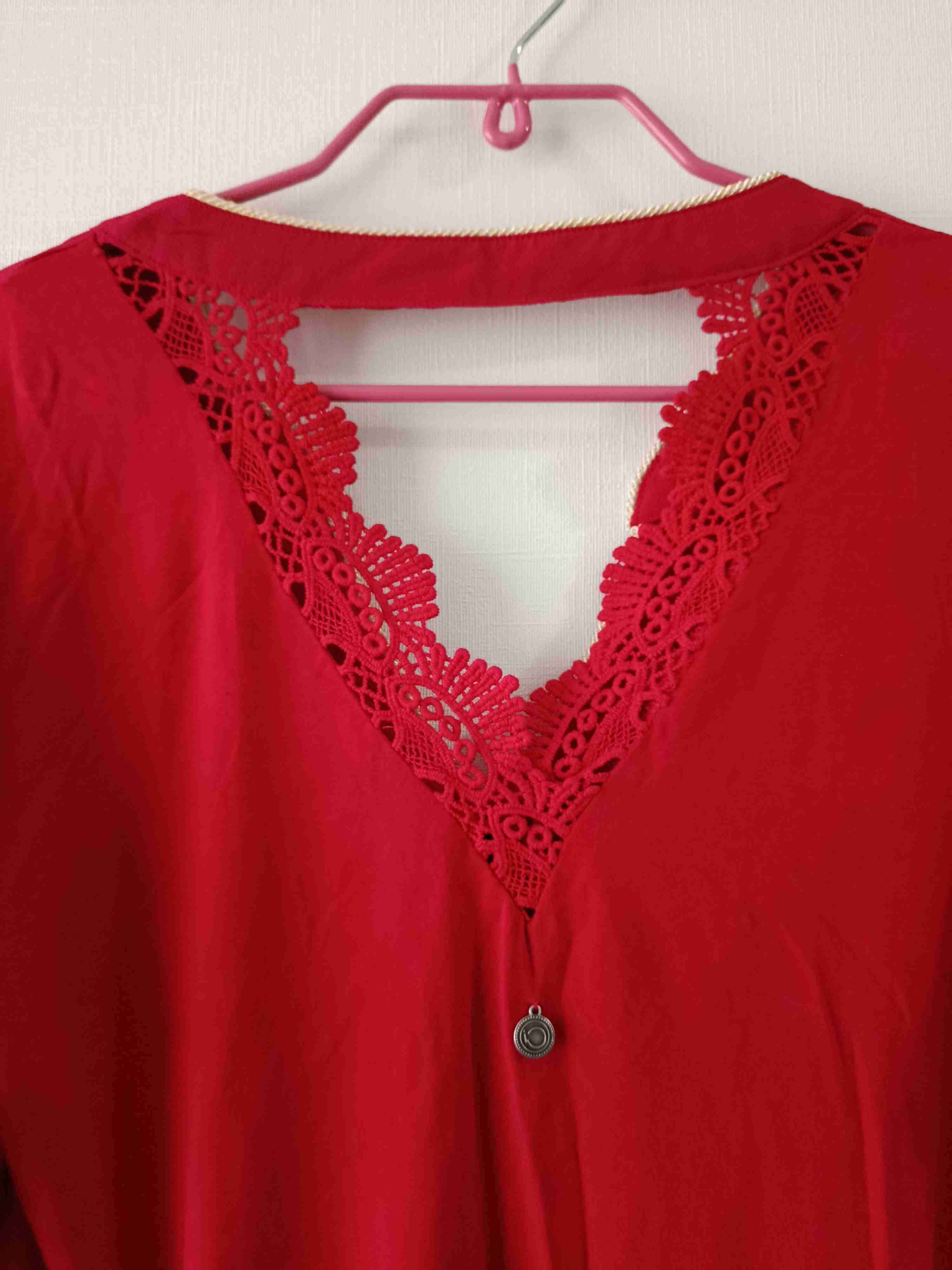 Blusa roja con encaje - miniatura 3
