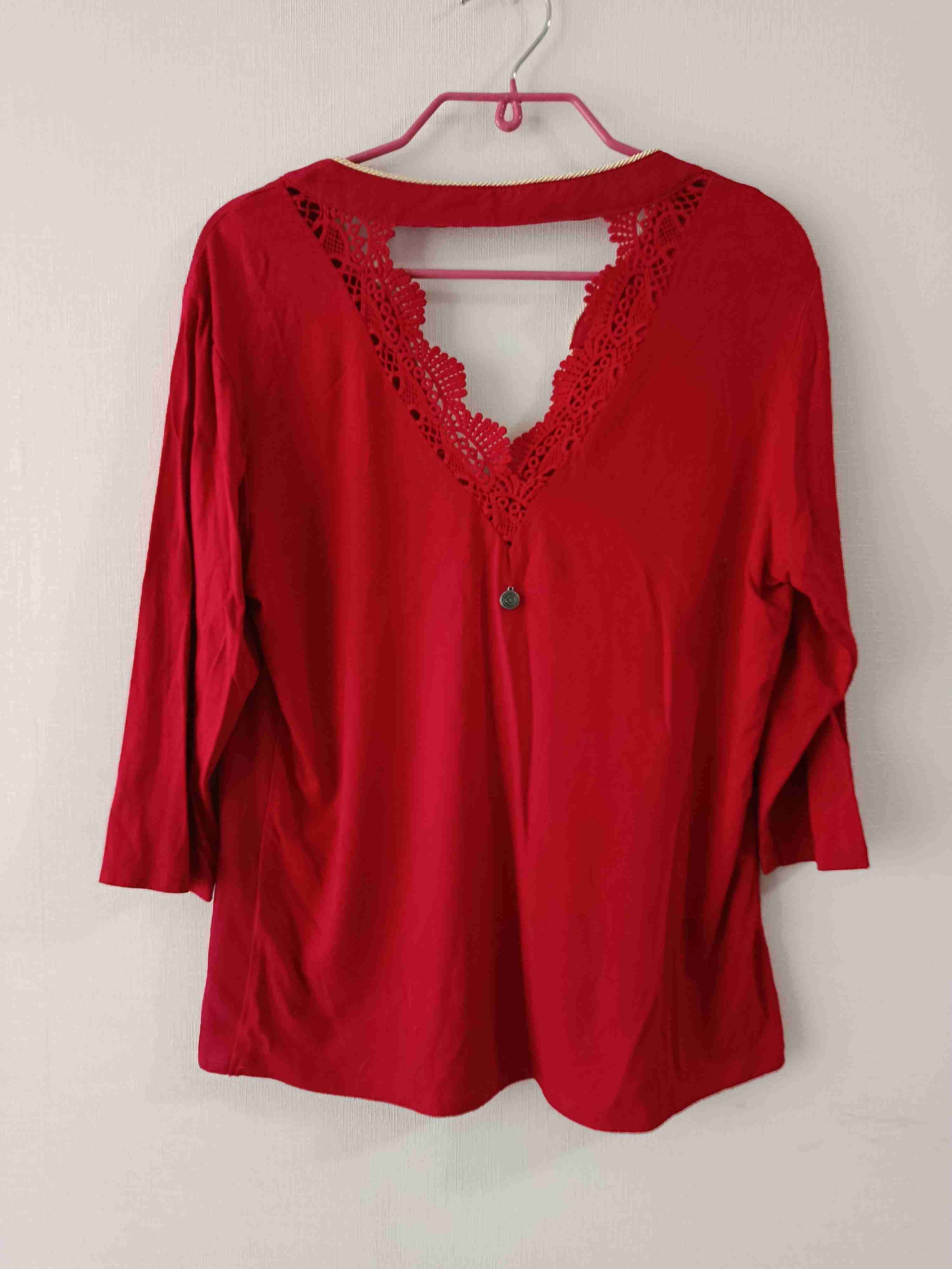 Blusa roja con encaje - miniatura 4