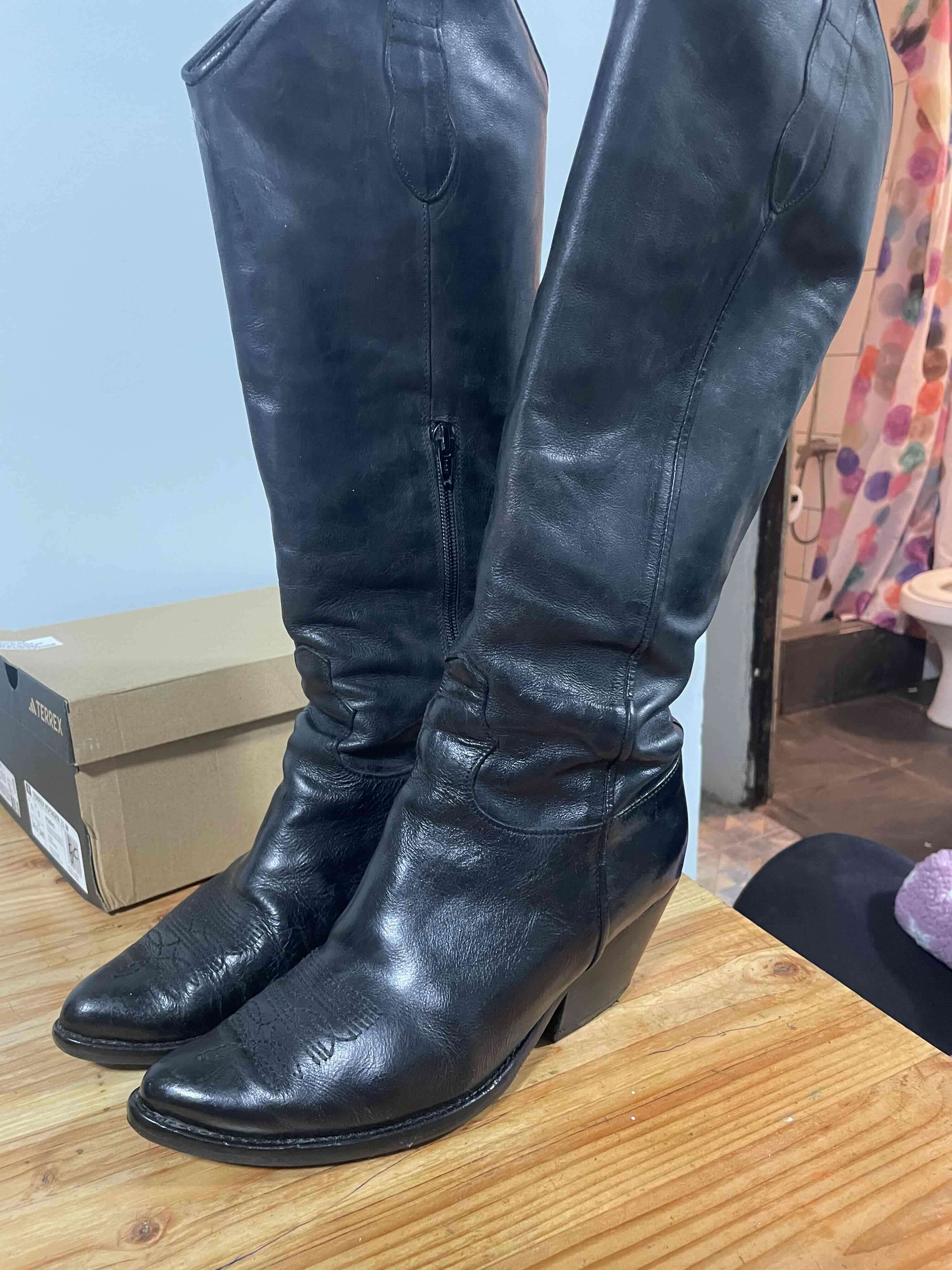 Botas negras de cuero - miniatura 1