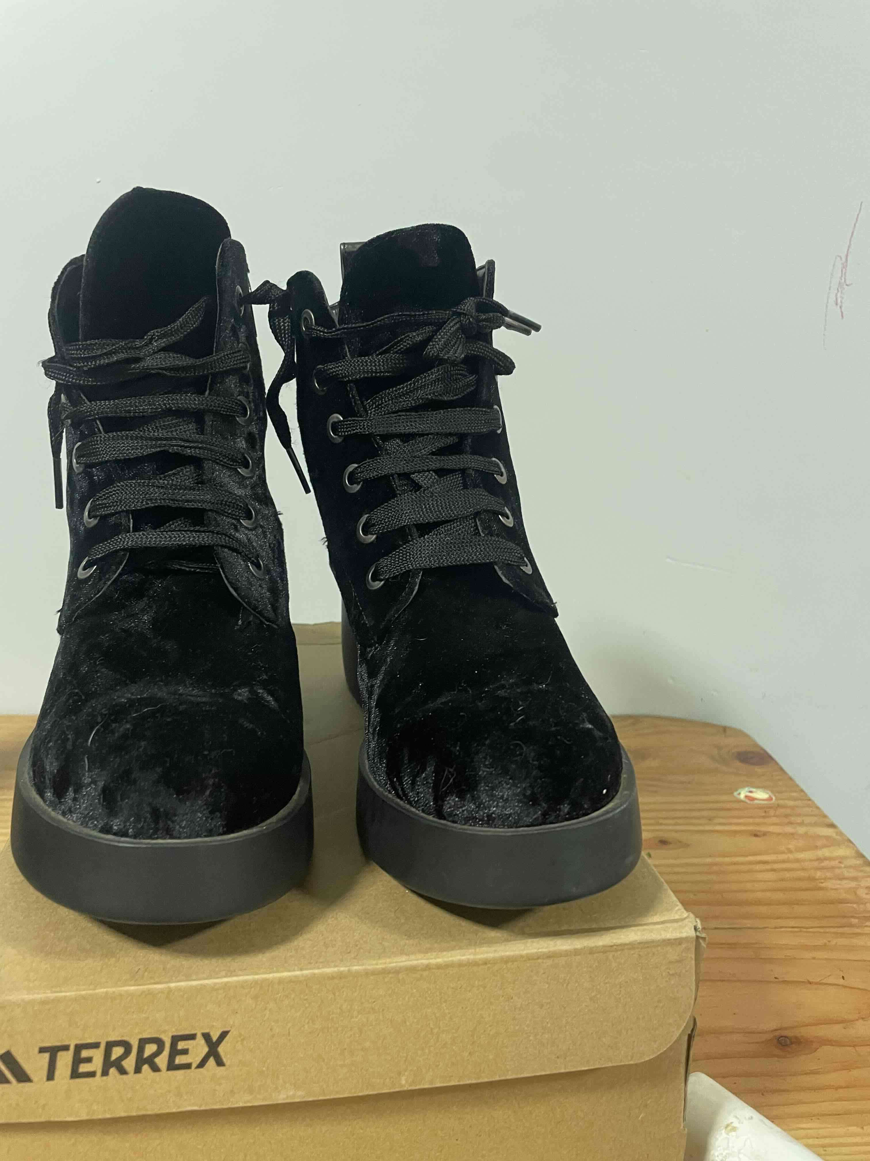 Botas negras de terciopelo - miniatura 1