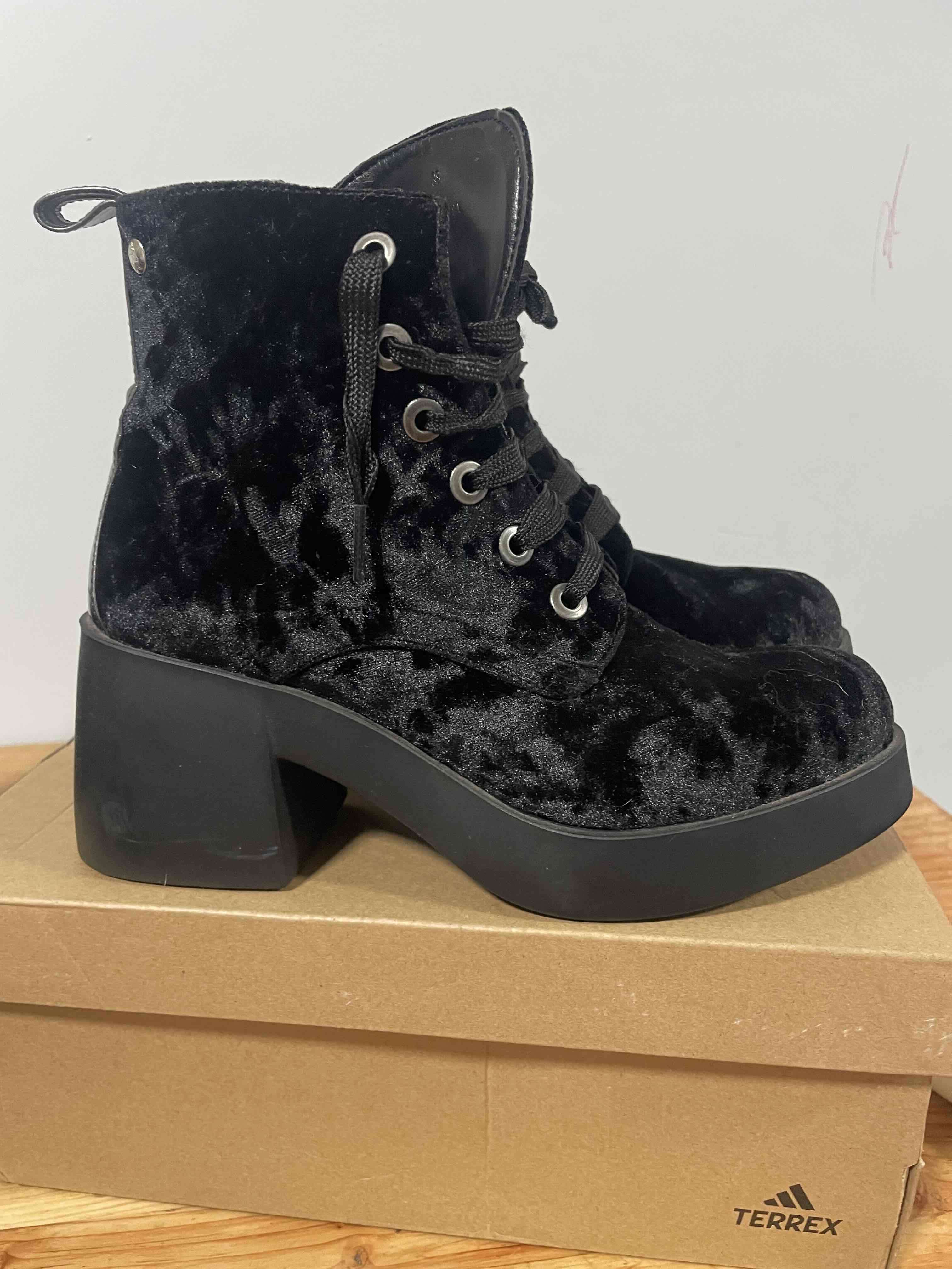 Botas negras de terciopelo - miniatura 2