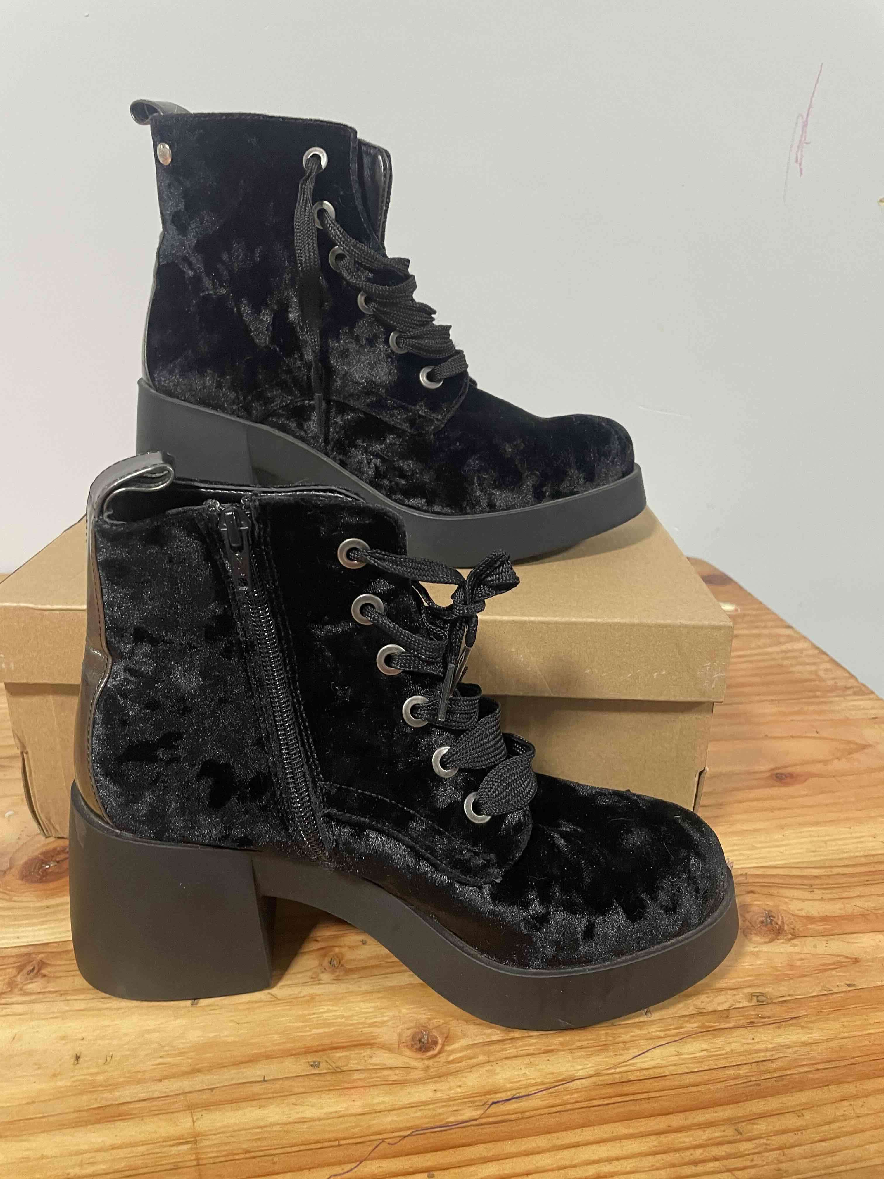 Botas negras de terciopelo - miniatura 3