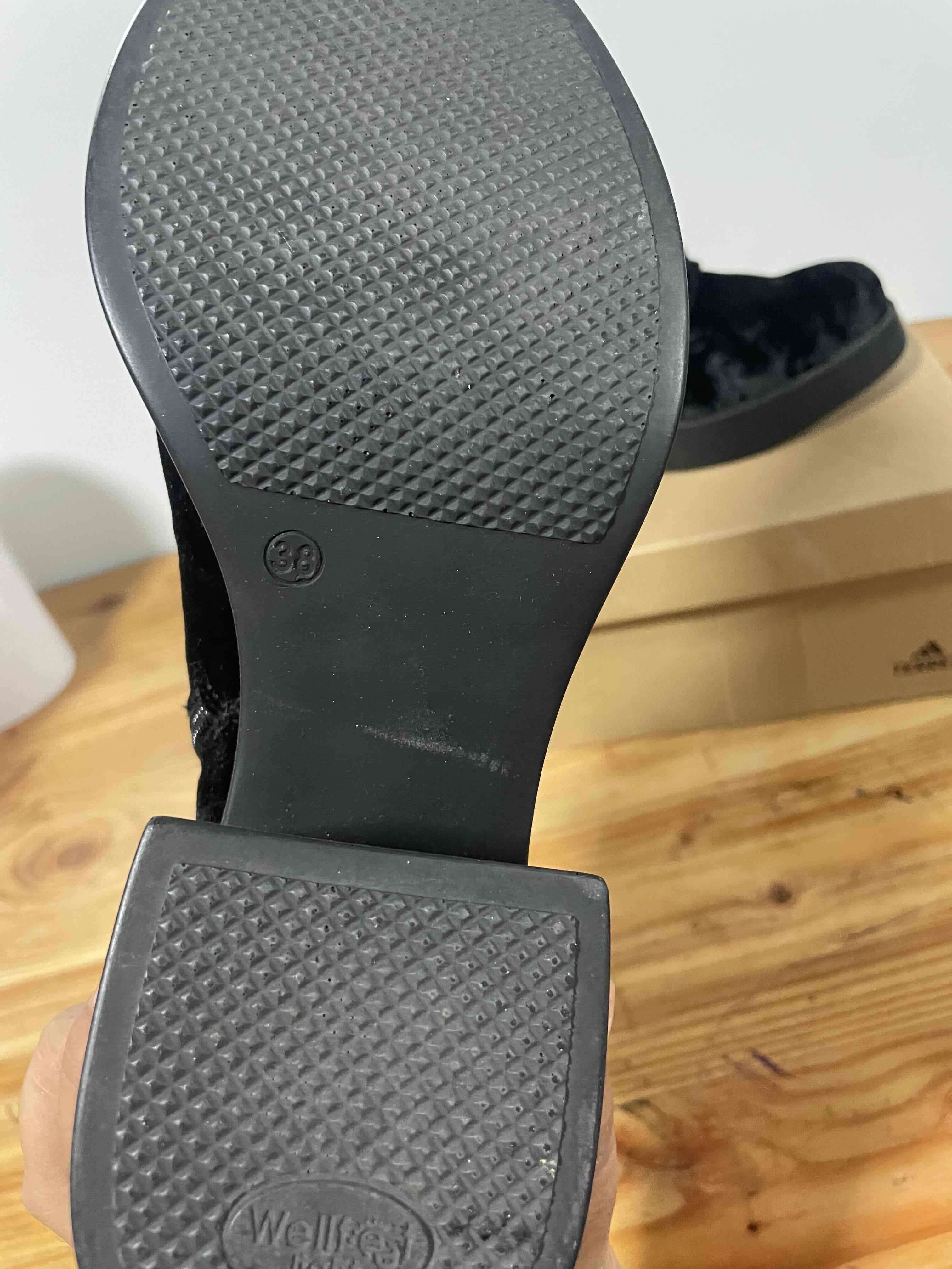 Botas negras de terciopelo - miniatura 4