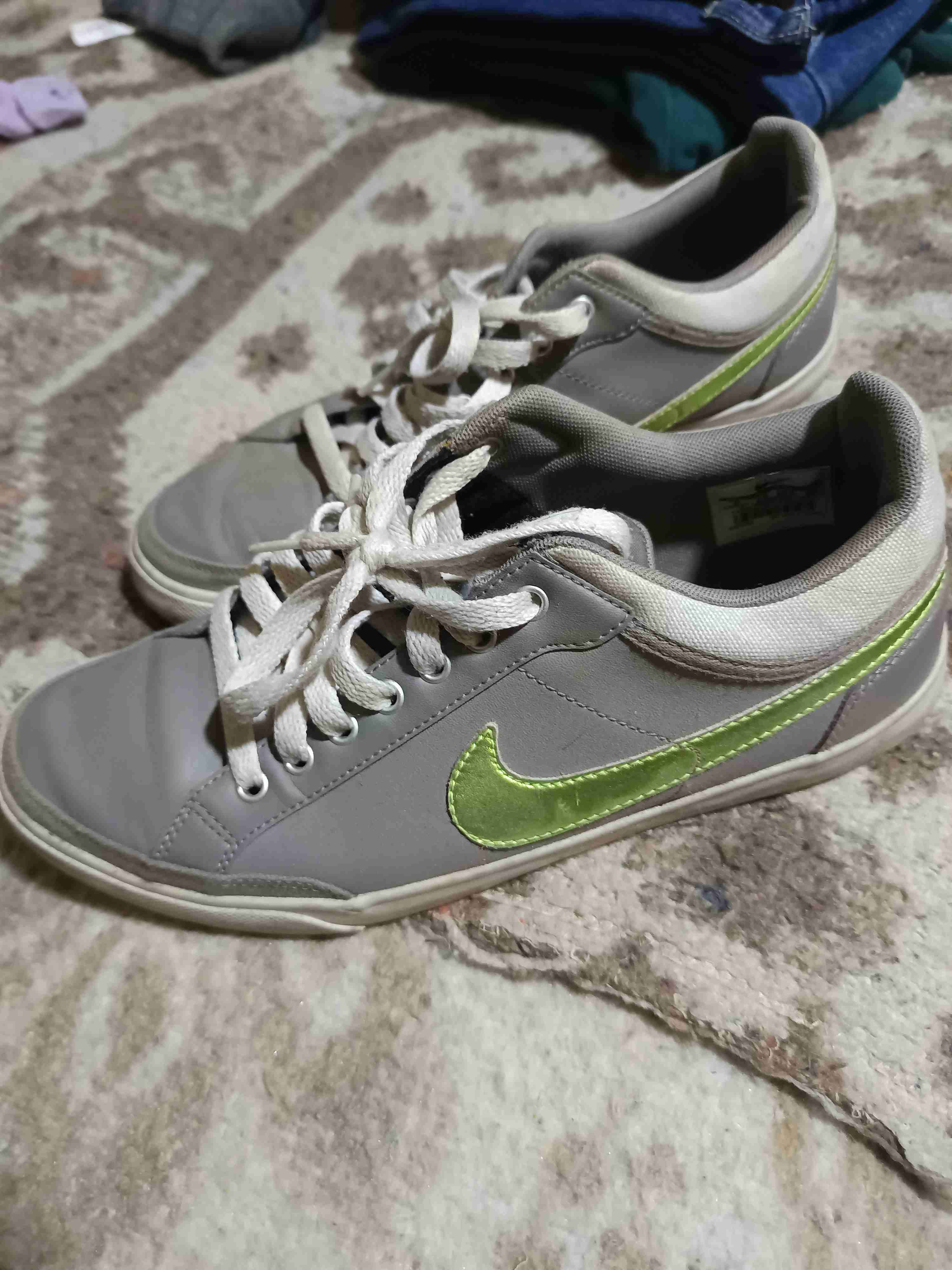 Zapatillas grises con logo verde - miniatura 1