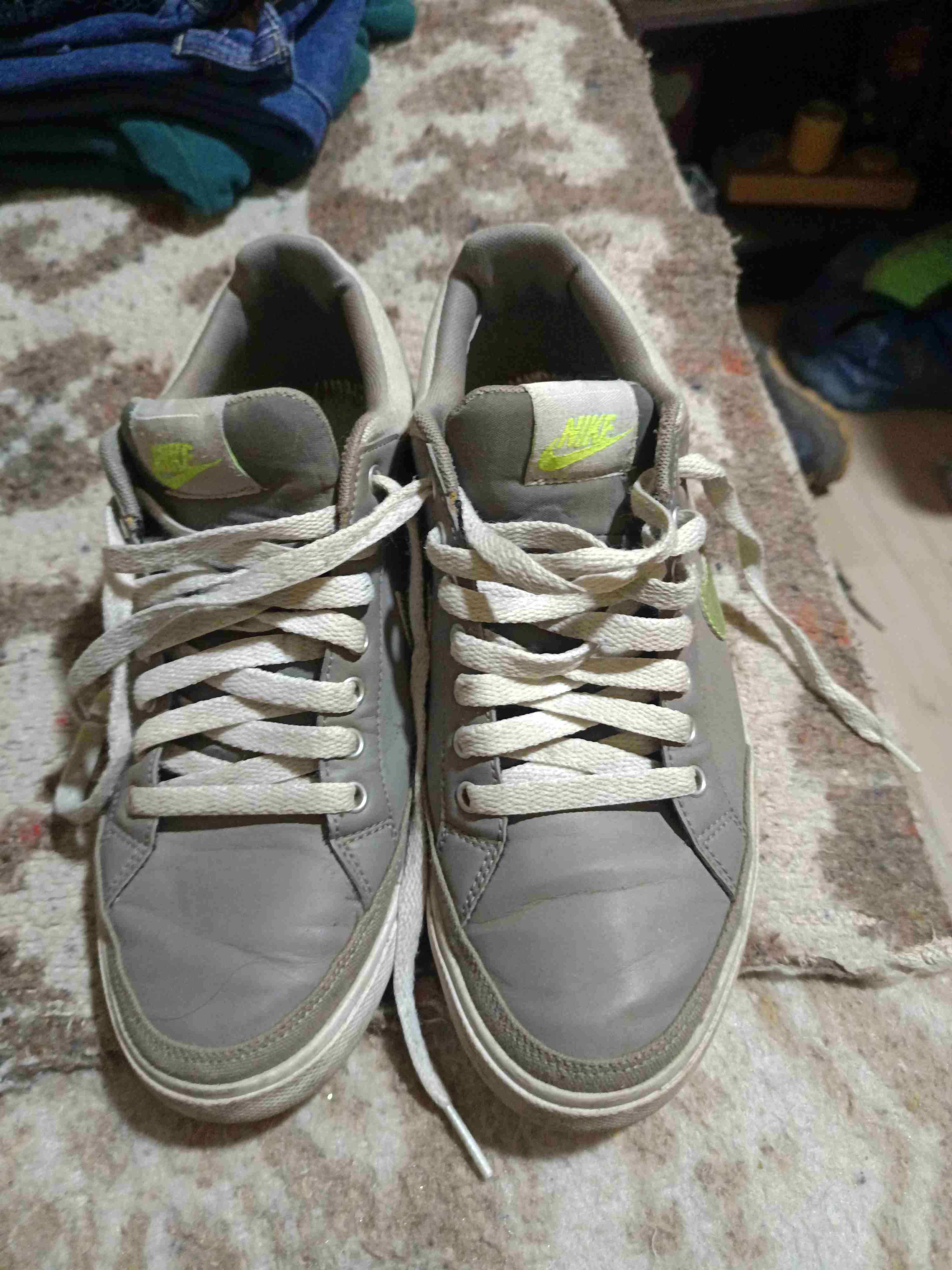 Zapatillas grises con logo verde - miniatura 2