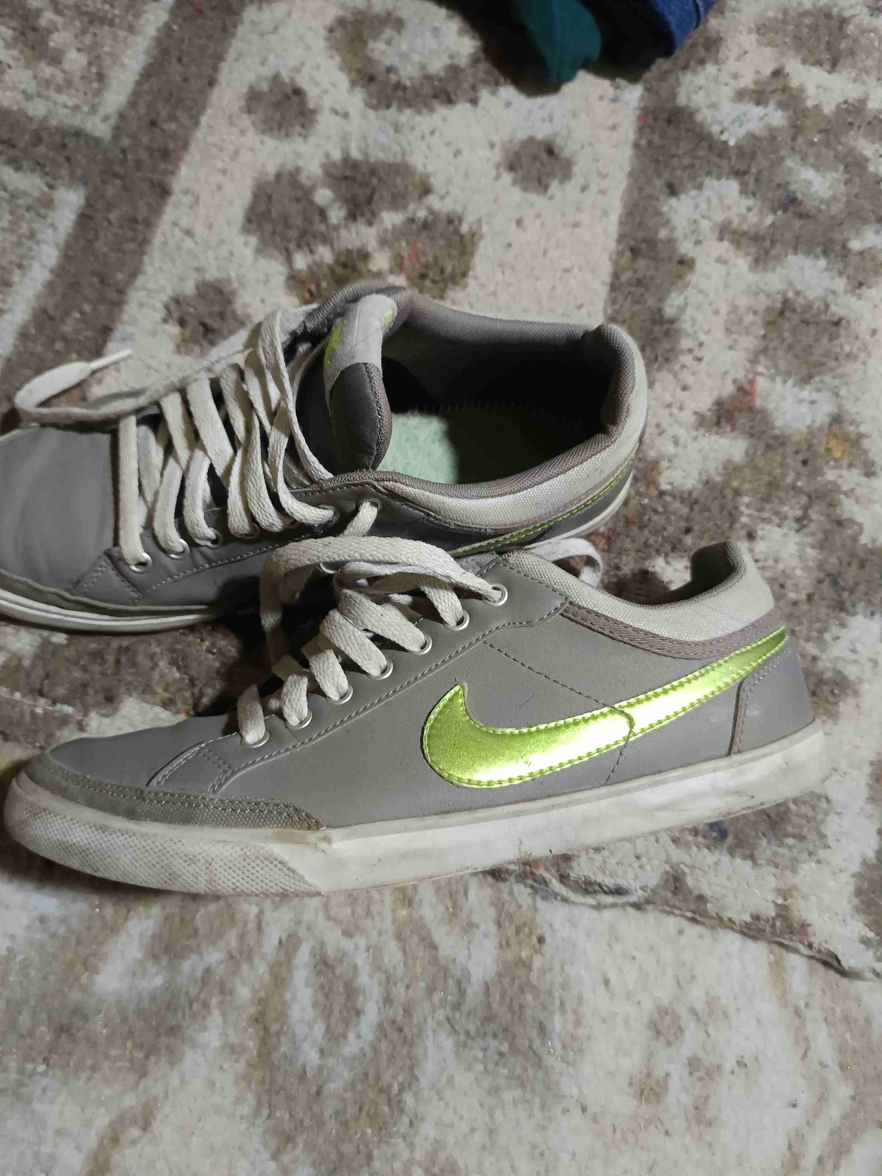 Zapatillas grises con logo verde - miniatura 3