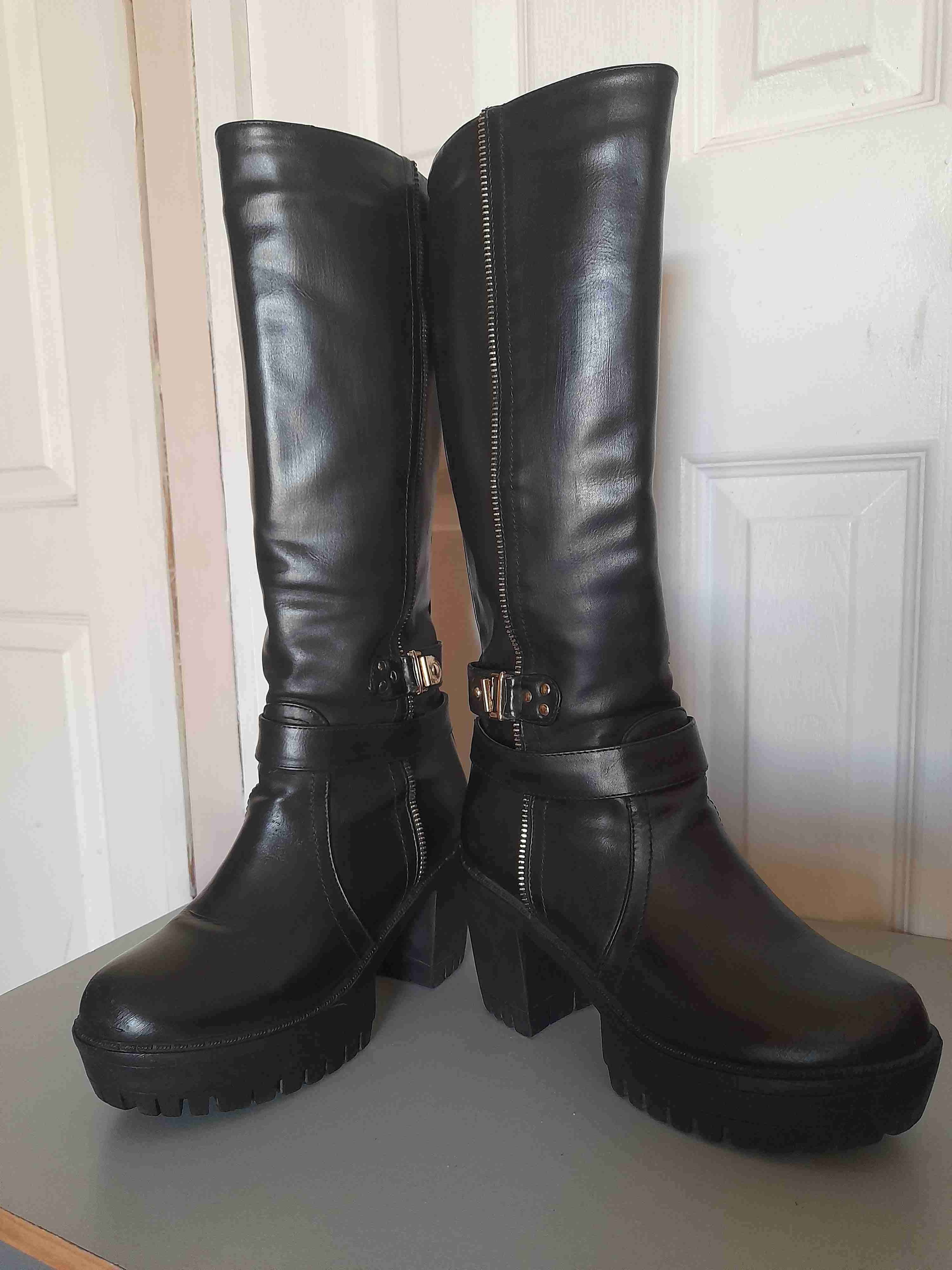 Botas negras de cuero con tacón