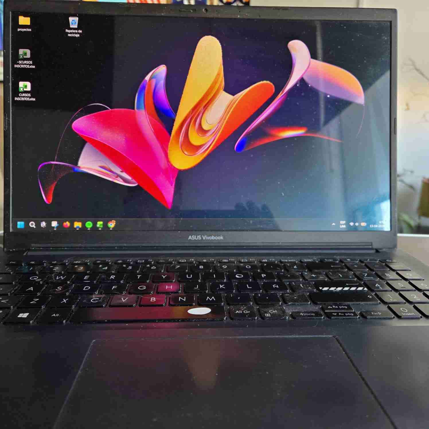 Laptop ASUS VivoBook 15 pulgadas - miniatura 1